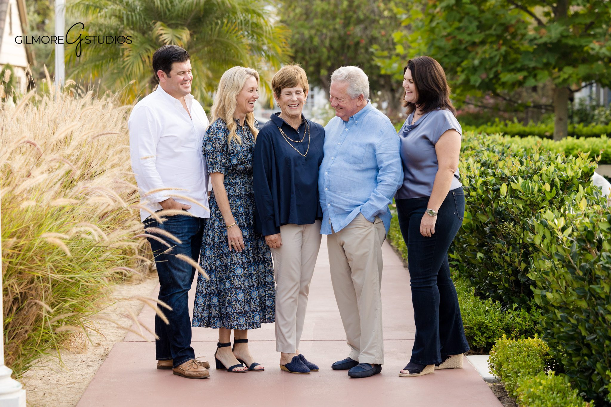 Balboa Peninsula family photography with large group posing

Extended family portrait photography by a professional Newport Beach photographer