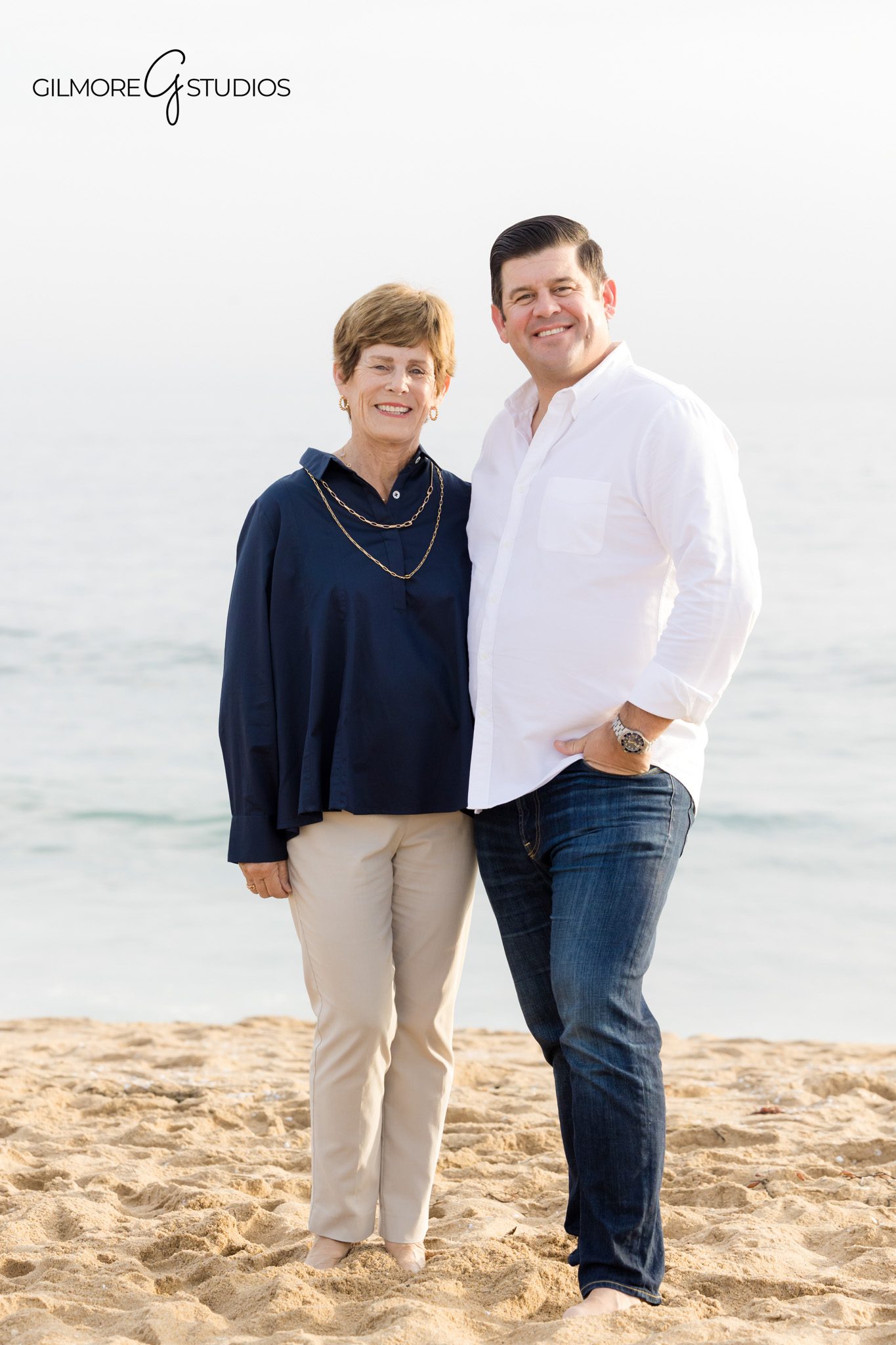 Extended family beach portrait photography in Newport Beach California

Balboa Peninsula family photographer capturing large holiday family group