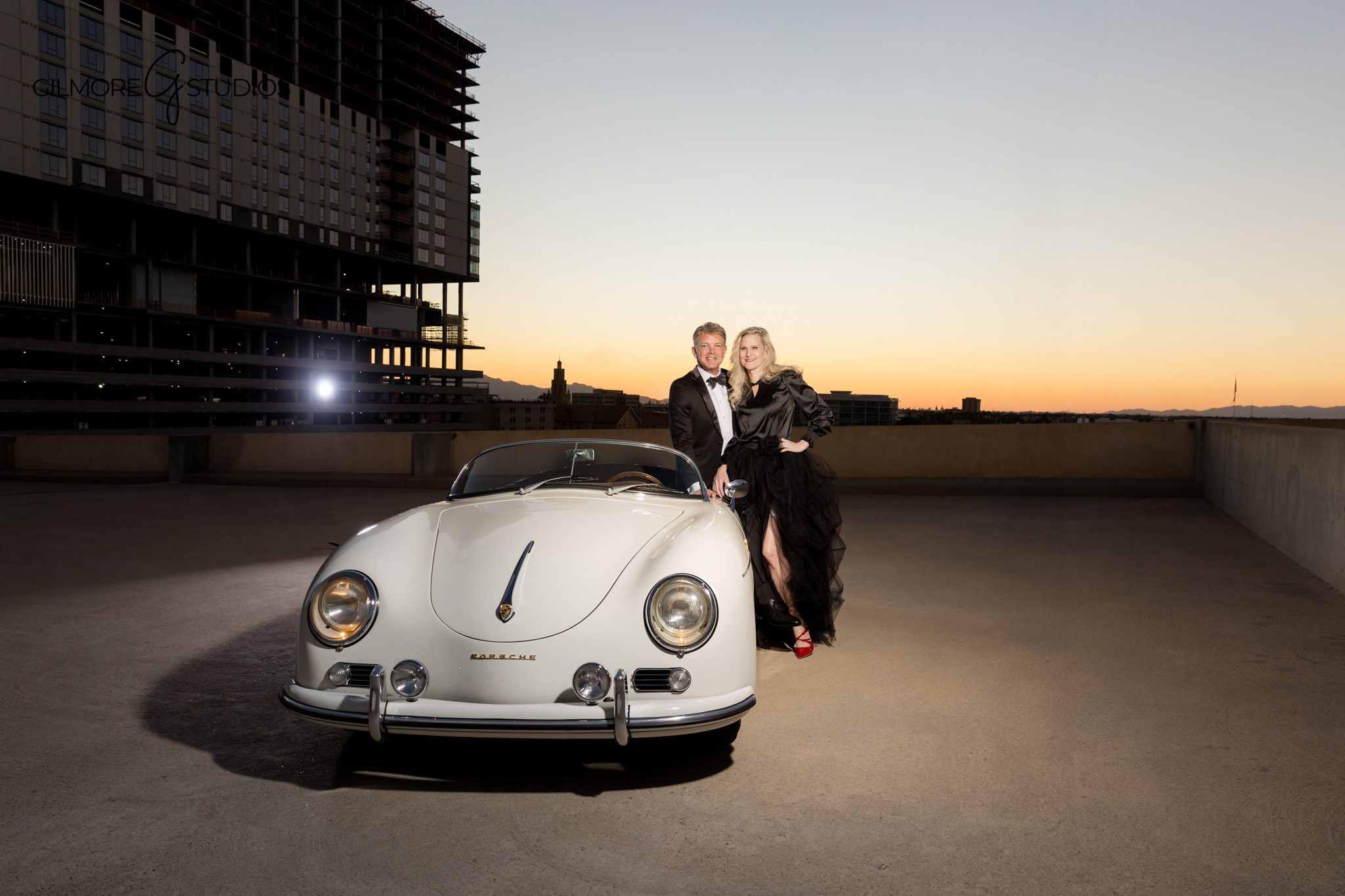 Porsche lifestyle couple photography session photographed by a professional photographer

Luxury Porsche couple portrait session in Phoenix Arizona with modern architecture
