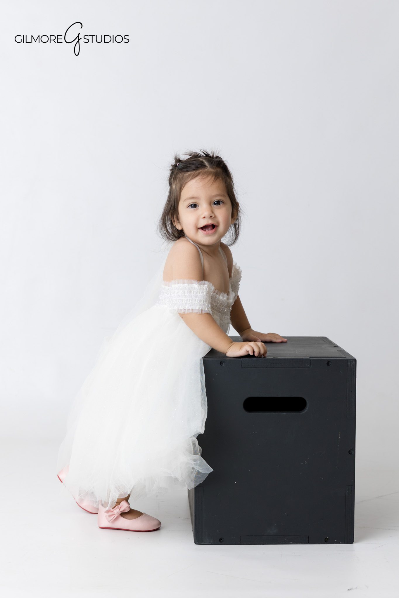 Boho baby photography portrait captured during a first birthday cake smash

Neutral boho cake smash photography session photographed professionally