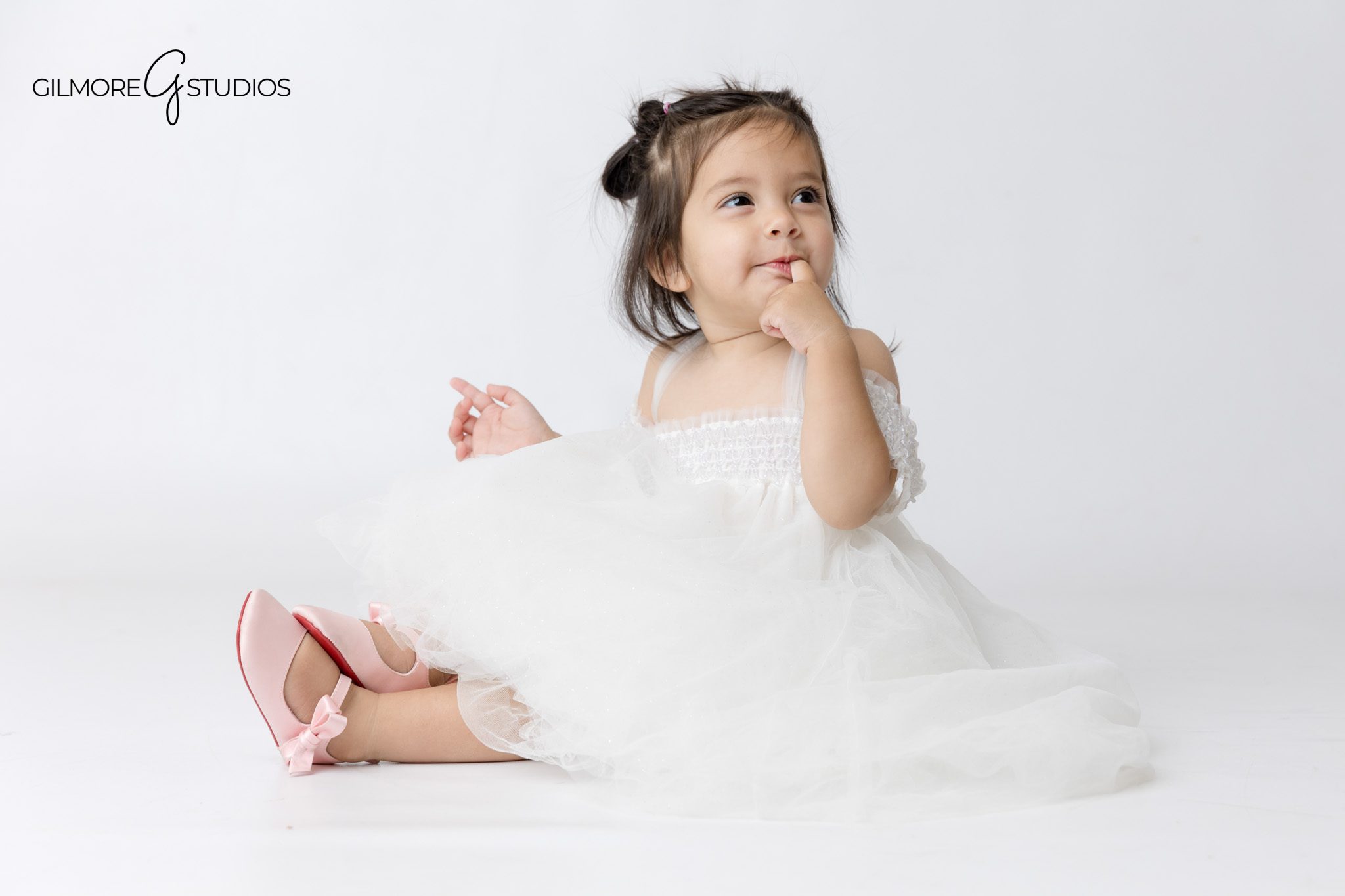 First birthday cake smash portrait with neutral boho styling

Gilbert Arizona studio baby photography session with boho theme