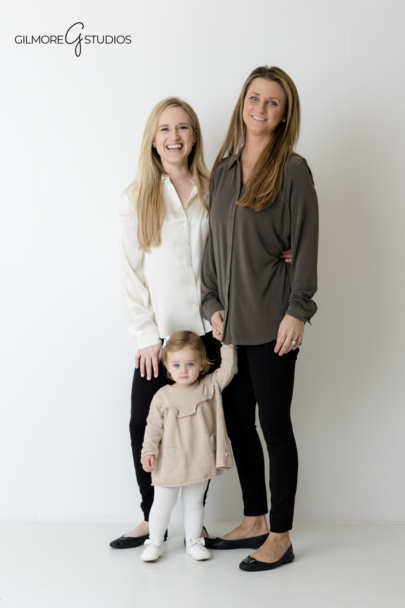 White background family portrait session with professional photographer.

Minimalist studio photography of family posing against white backdrop.