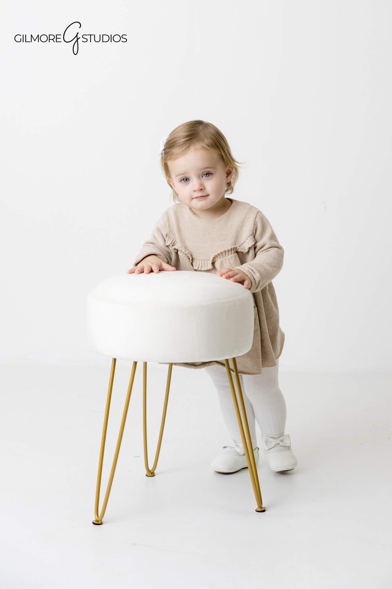 White background portrait photographer capturing intimate family moment.

Bright studio portrait photography showing joyful family interaction.