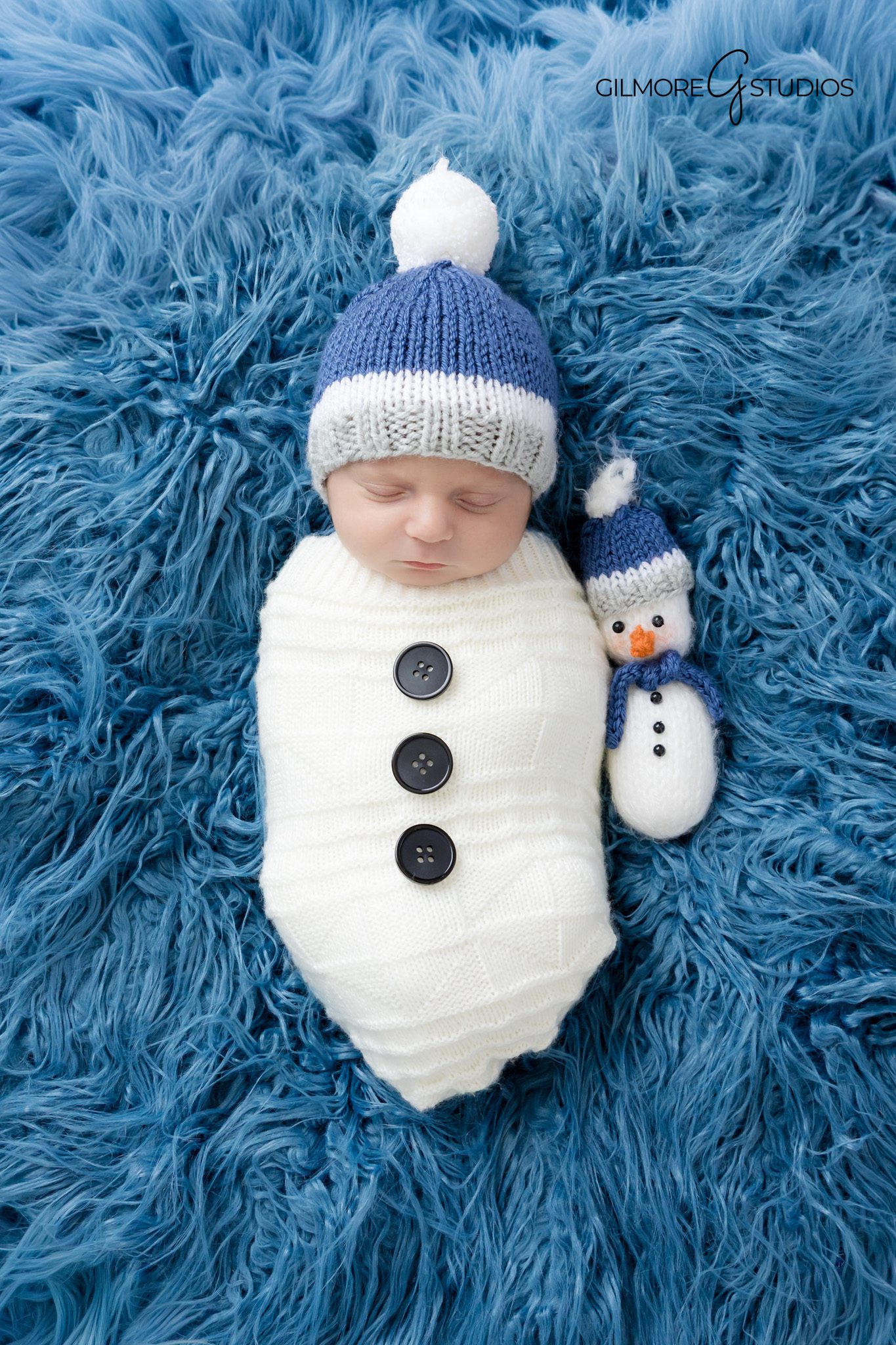 Gilbert newborn photographer creating elegant newborn pose.

Baby photography session showing newborn asleep in basket.