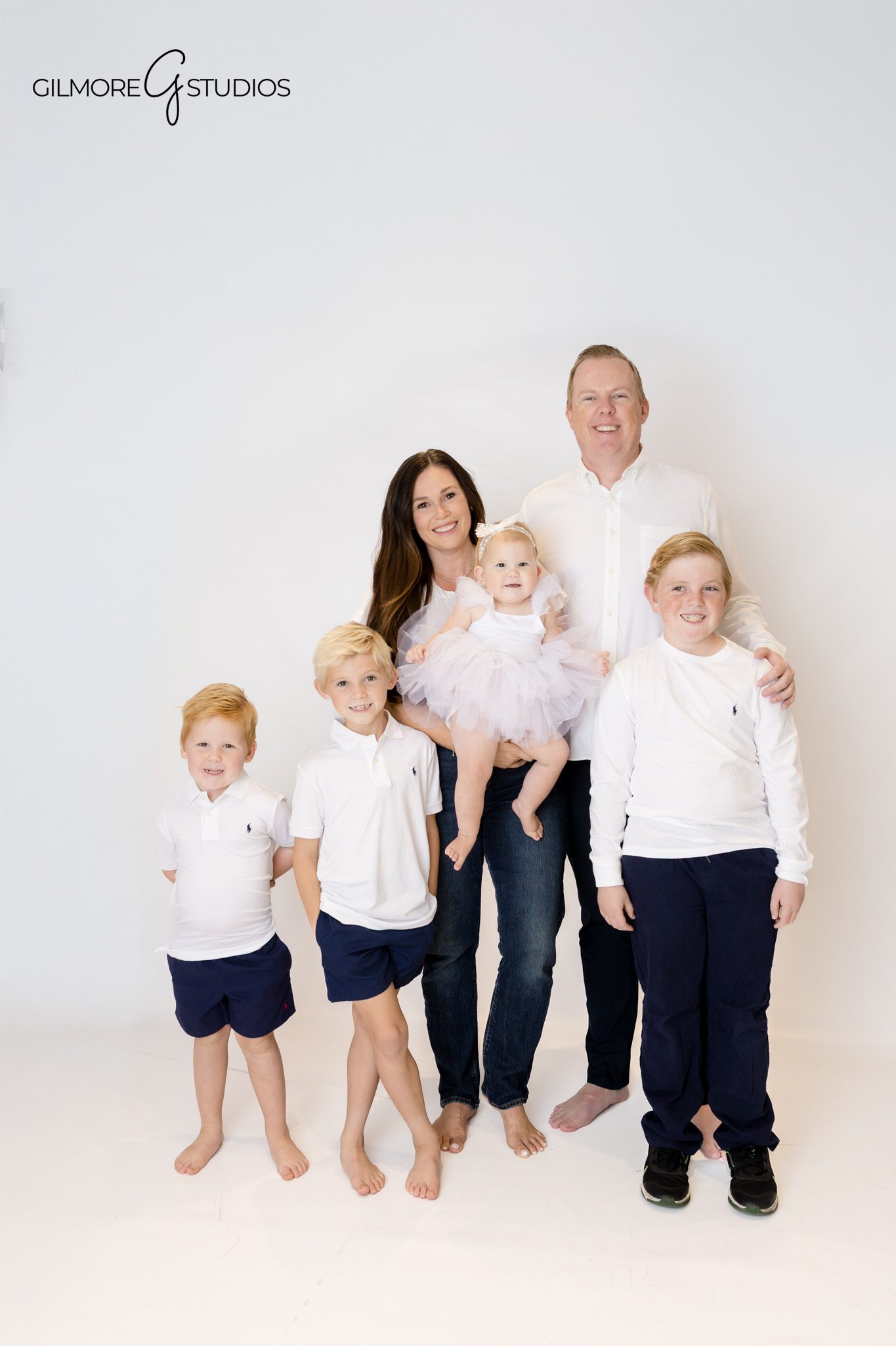 Snow themed first birthday photography session in a Newport Beach studio

Winter Wonderland cake smash portrait with minimal and elegant styling