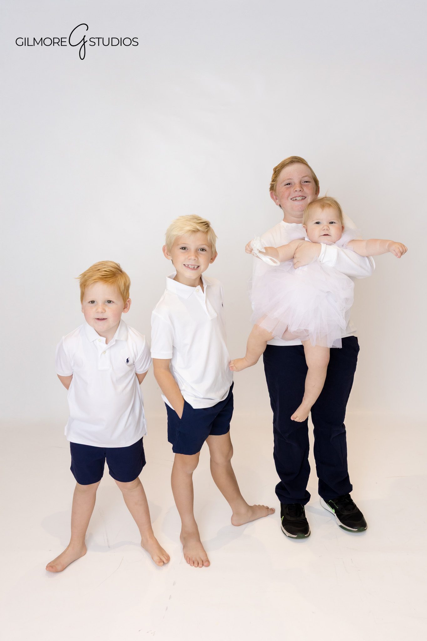 Winter cake smash portrait session photographed by an Orange County cake smash photographer

Snow theme first birthday photography in Newport Beach with neutral winter tones