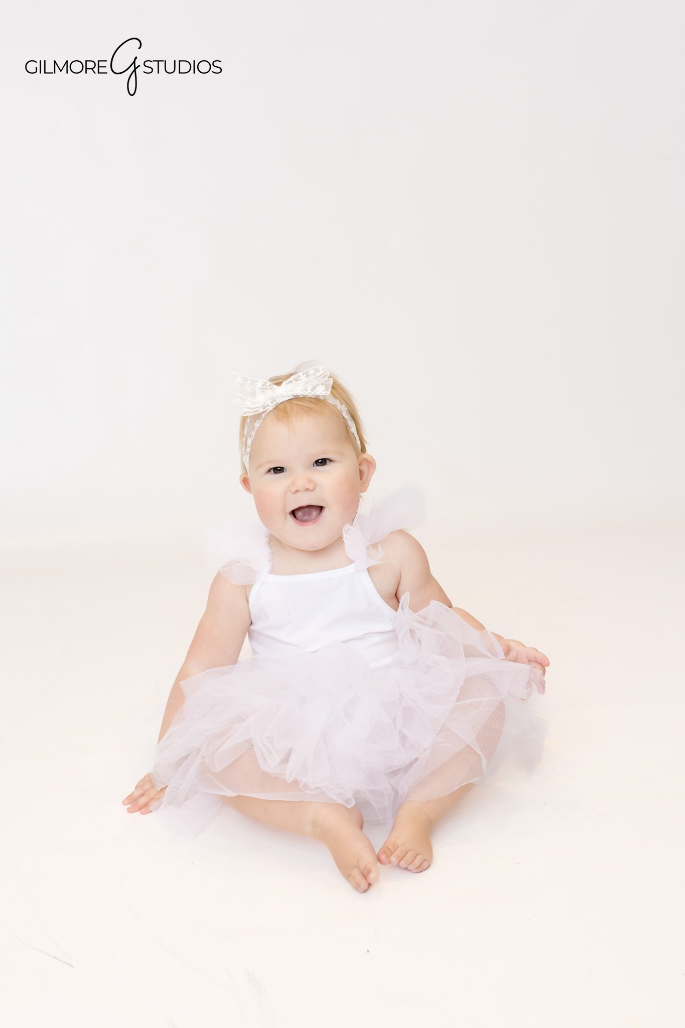Newport Beach cake smash photography session with soft winter textures

Baby portrait photography featuring snow theme cake smash backdrop