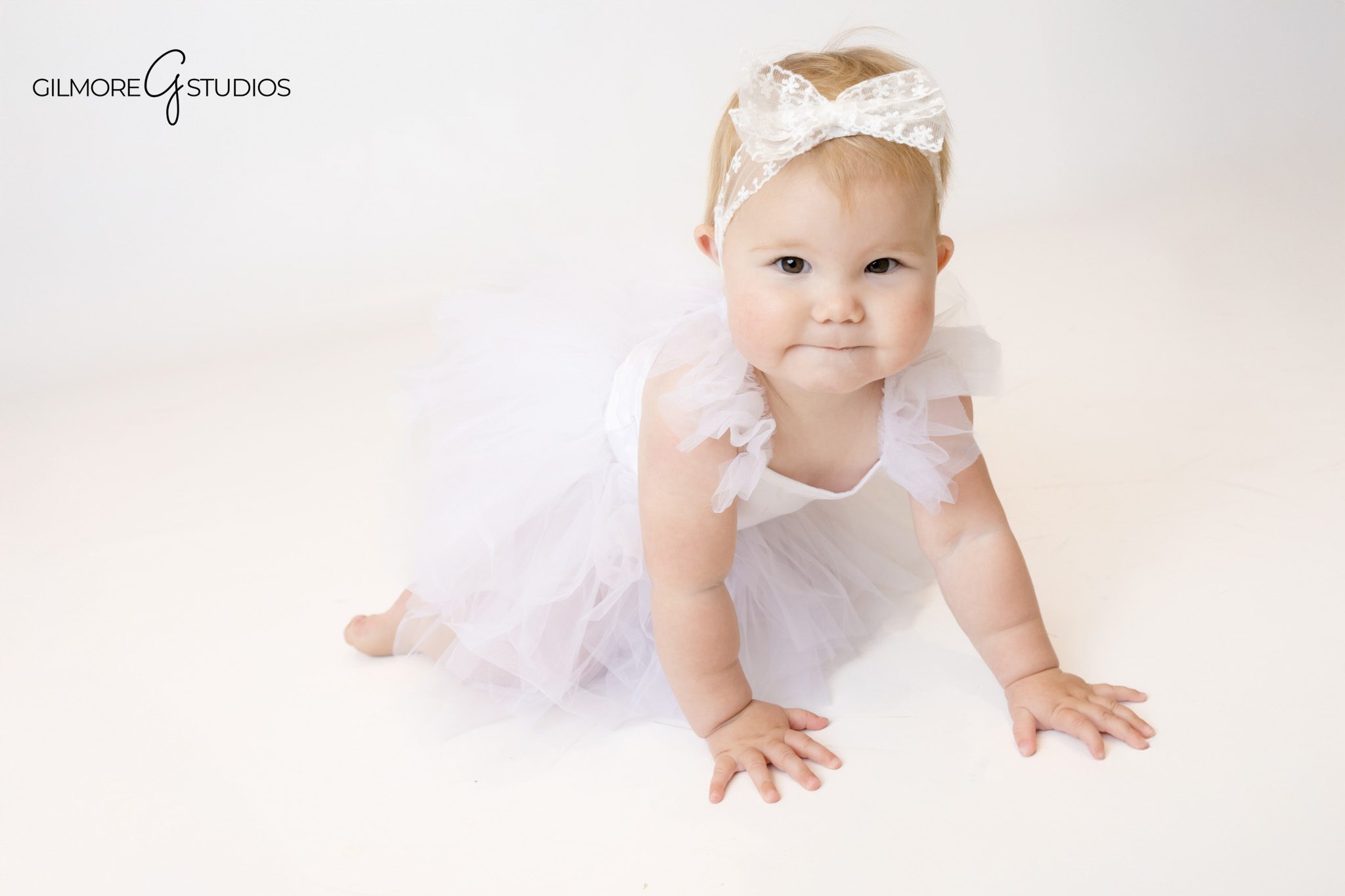 Newport Beach cake smash portrait photography with winter inspired set

Indoor baby photography session capturing a snow theme cake smash