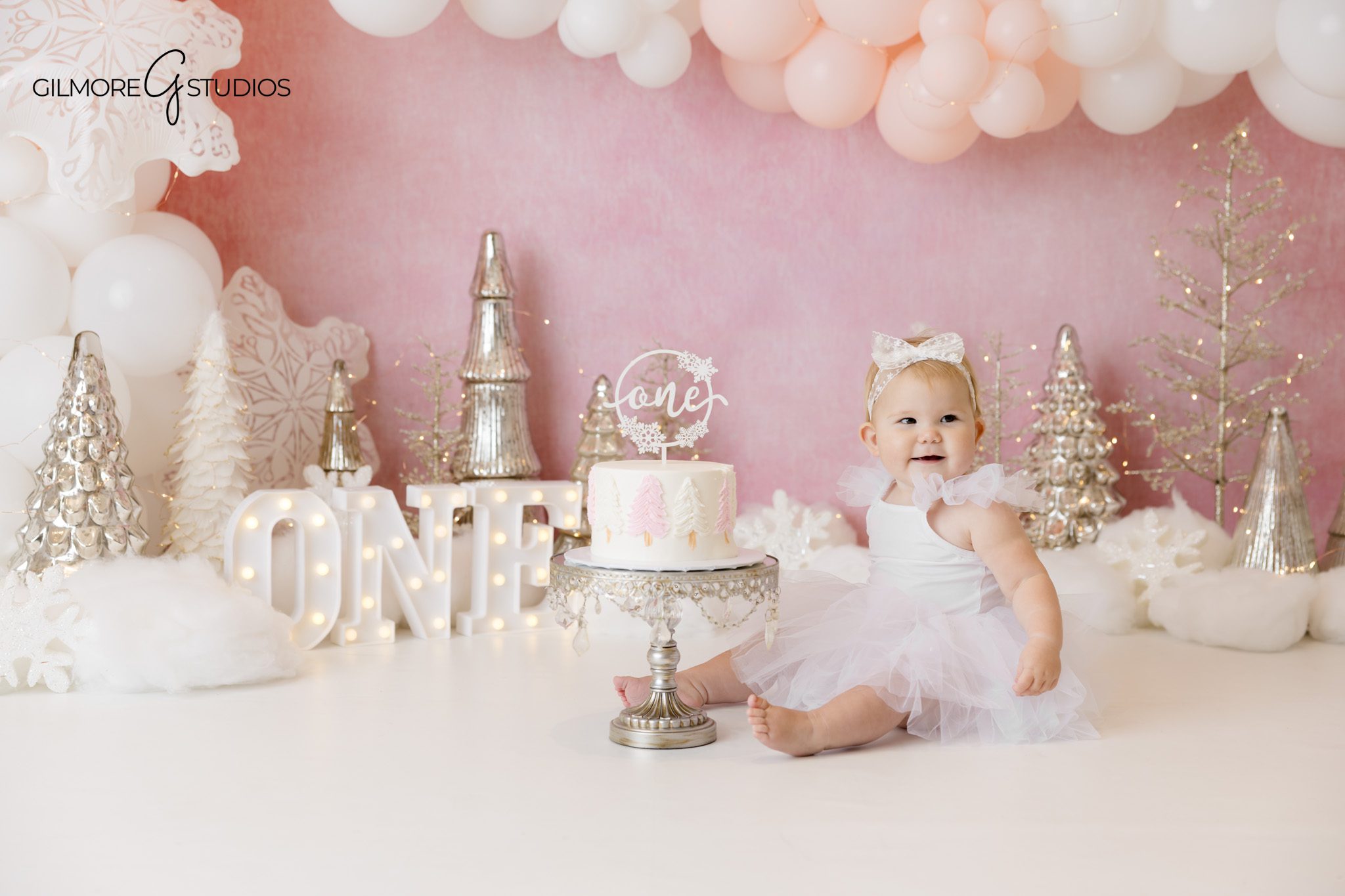 Newport Beach cake smash portrait session featuring winter themed styling

Indoor baby photography session with Winter Wonderland cake smash design