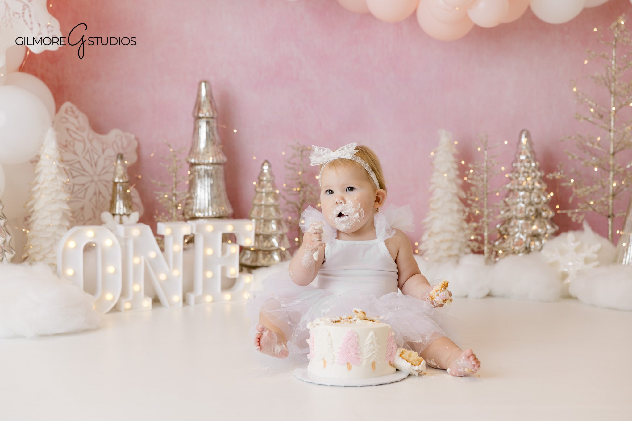 Winter Wonderland cake smash portrait photographed by a Newport Beach cake smash photographer

Snow theme cake smash photography session in Newport Beach indoor studio