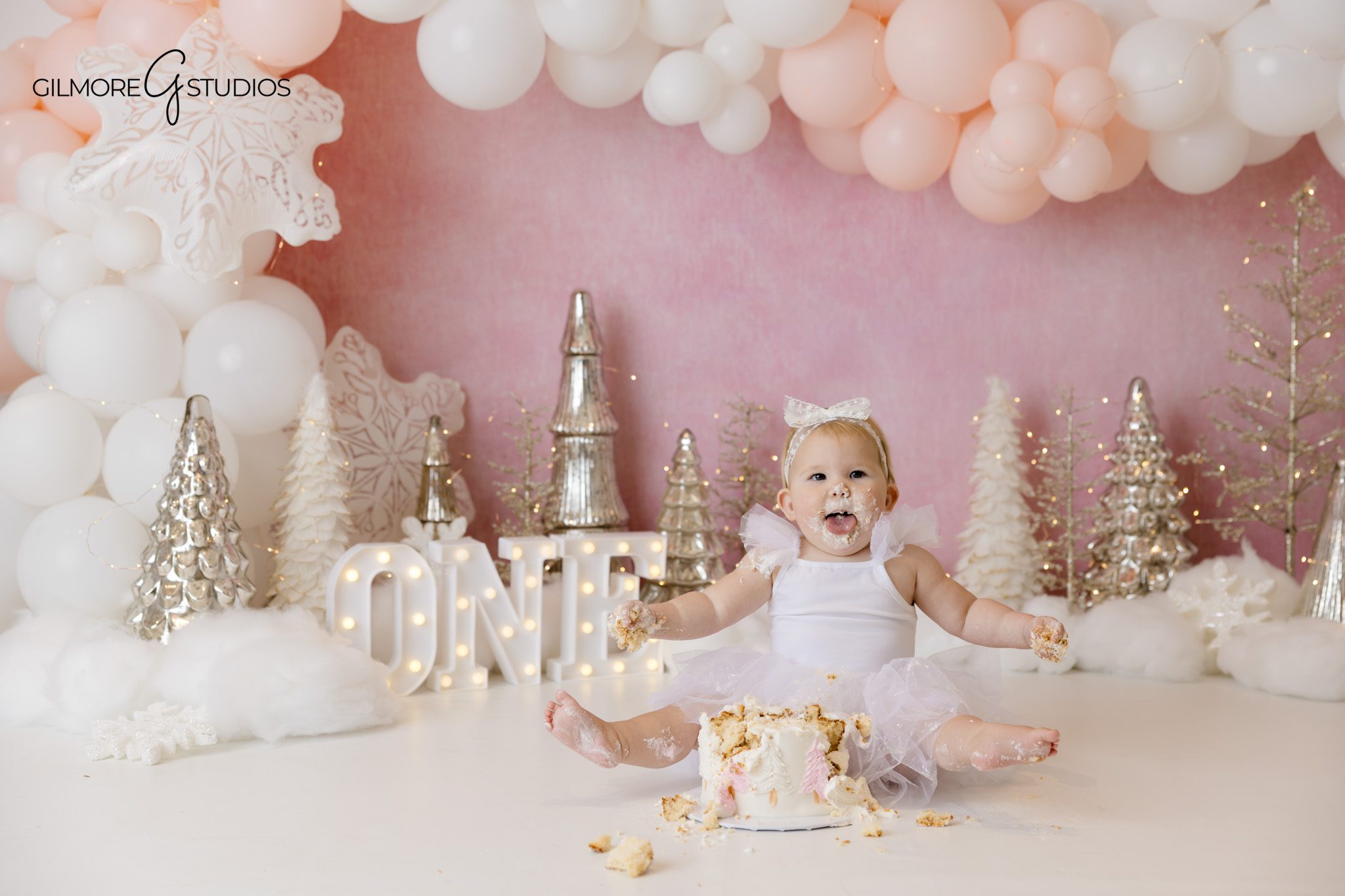 Winter Wonderland first birthday portrait photography by an experienced cake smash photographer

Snow theme cake smash photography session with timeless neutral color palette