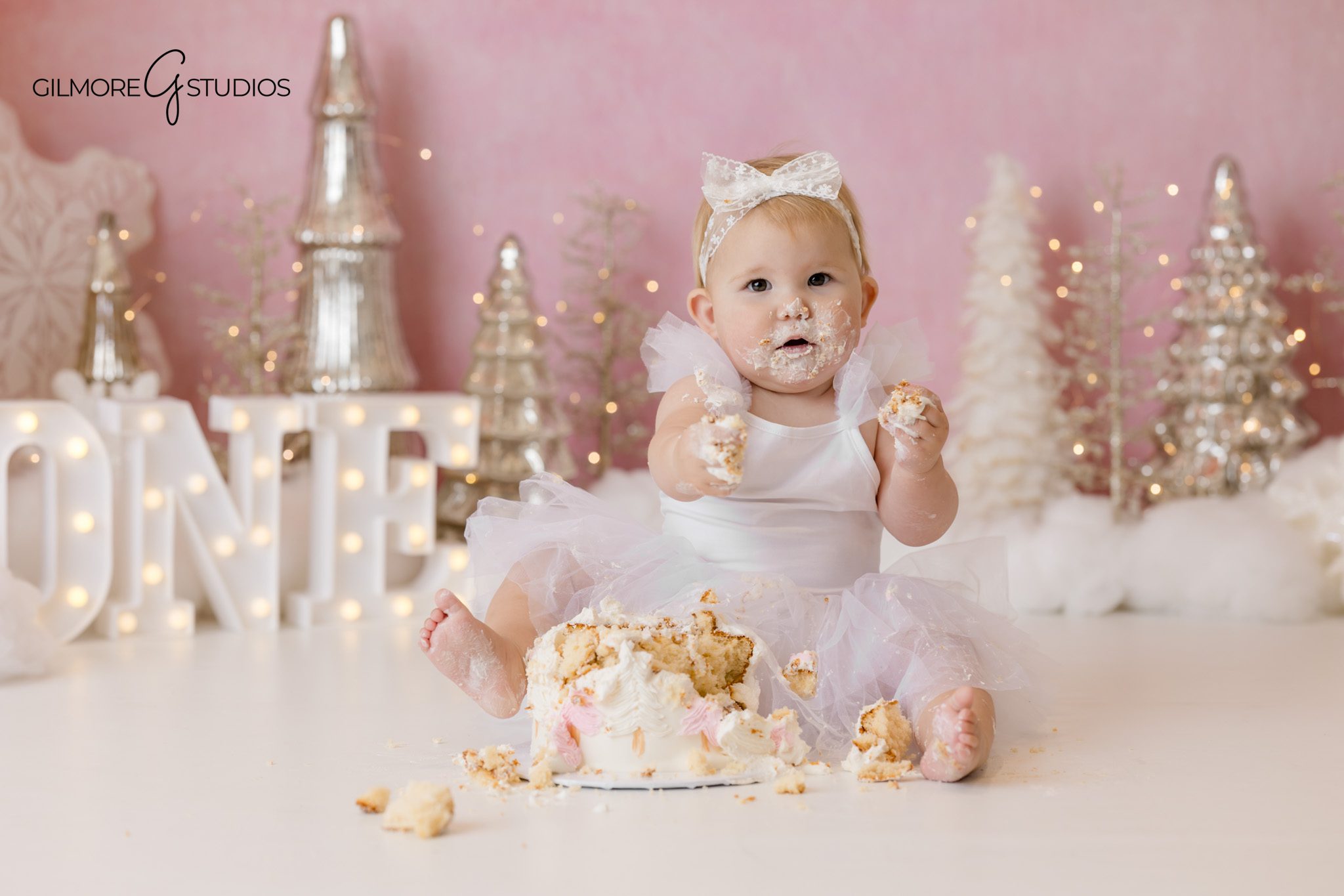 ndoor Newport Beach cake smash photography with winter inspired decor

Winter cake smash portrait featuring a baby photographed by a professional photographer