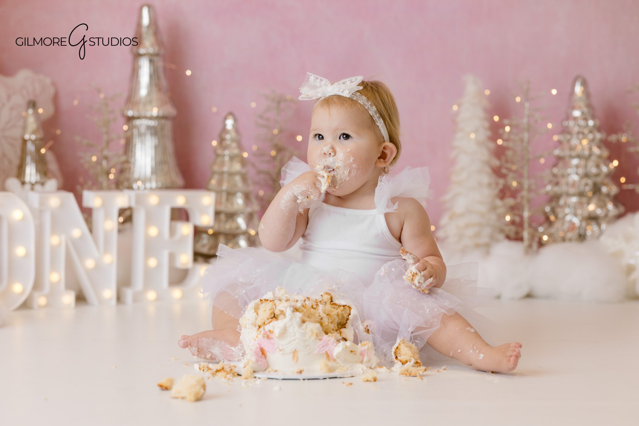 Winter Wonderland baby portrait photographed by an Orange County photographer

Snow theme cake smash photography session designed for first birthday portraits