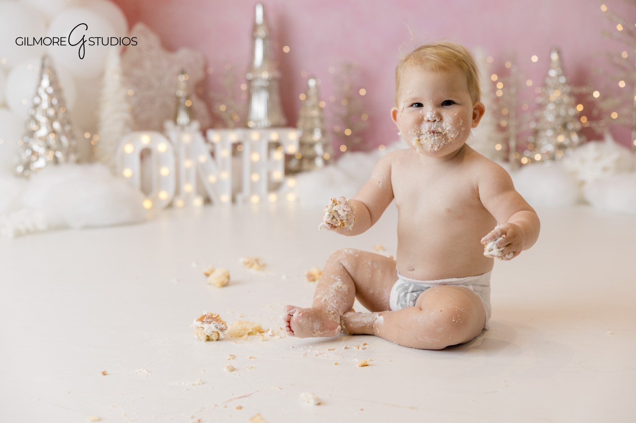 Newport Beach baby portrait photography with winter cake smash decor

Indoor first birthday photography session with Winter Wonderland cake smash