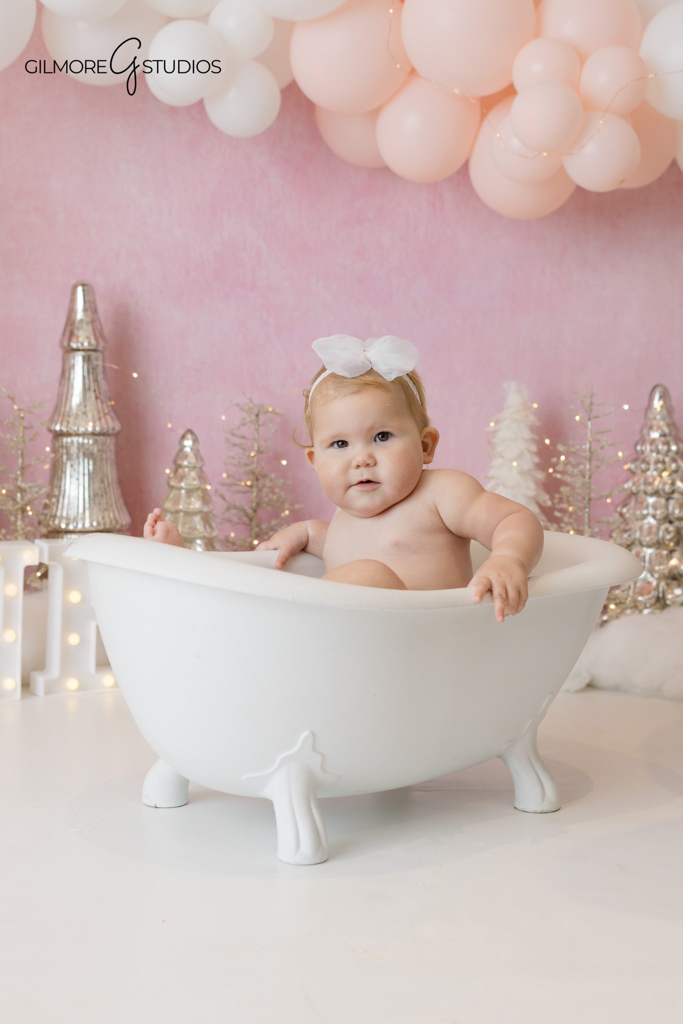 Snow themed cake smash portrait featuring a baby photographed by a Newport Beach photographer

Winter Wonderland first birthday photography session captured in a Newport Beach studio