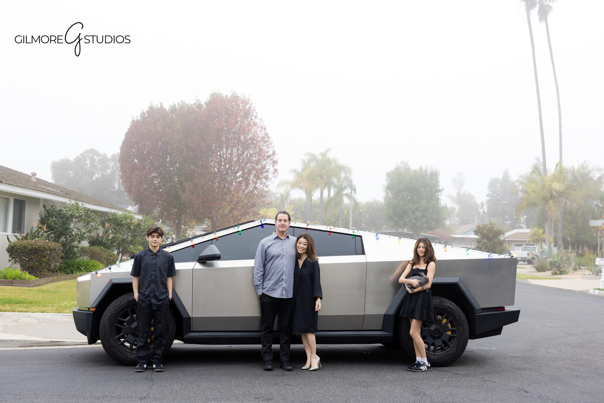 White background family portrait photography with classic style

Family photography studio session featuring white backdrop