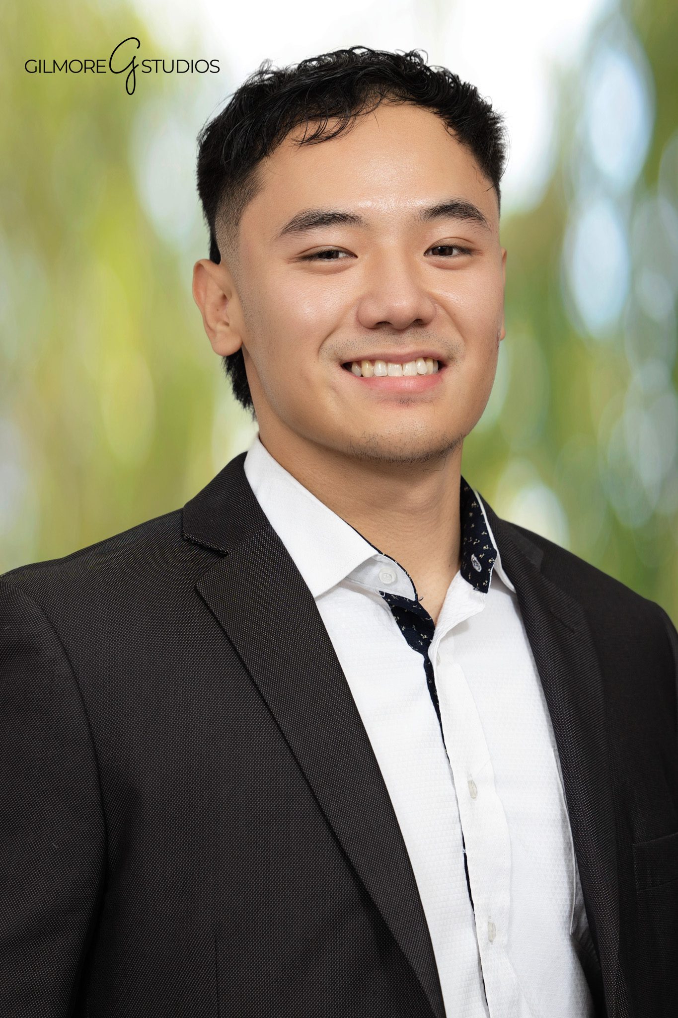 Business photography showing employees collaborating during workshop.
Corporate photographer capturing keynote presentation with stage lighting.