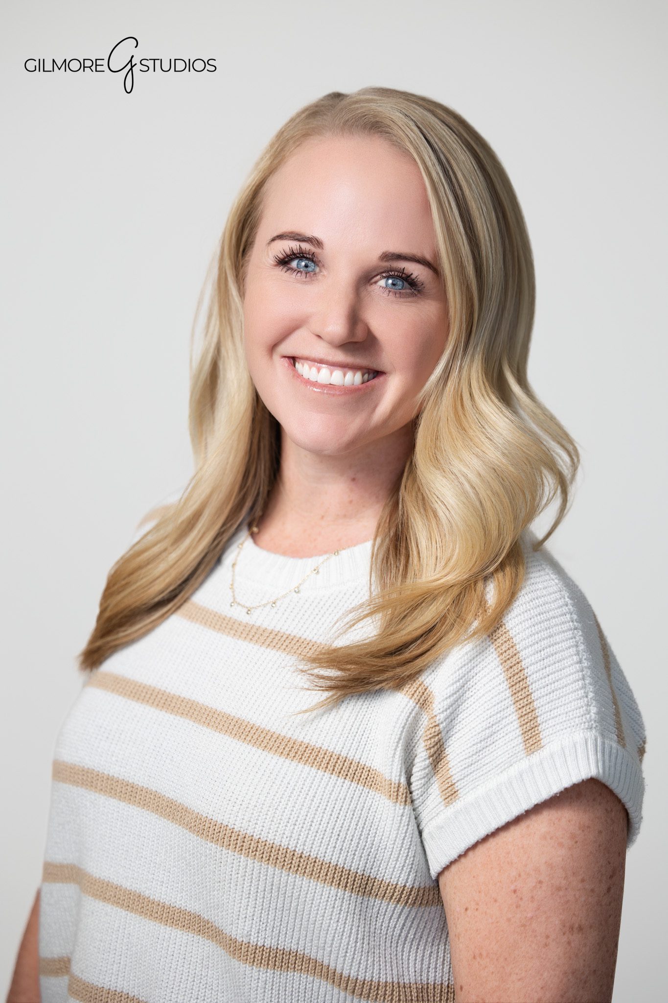 Utah headshot photographer capturing authentic entrepreneur expressions.

Lifestyle photography showing Just Ingredients founder in her signature wellness style.