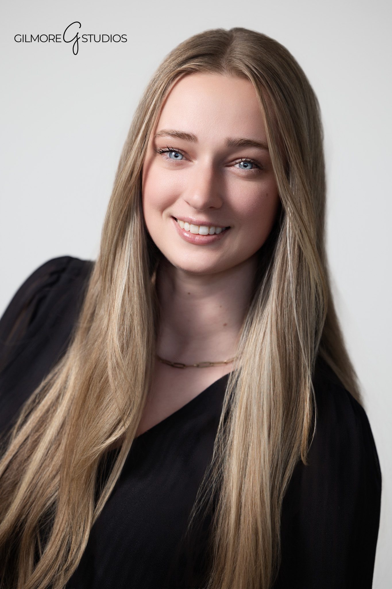 Professional Utah photographer capturing clean and uplifting brand imagery.

Lifestyle portrait photography session with wellness educator in Utah.