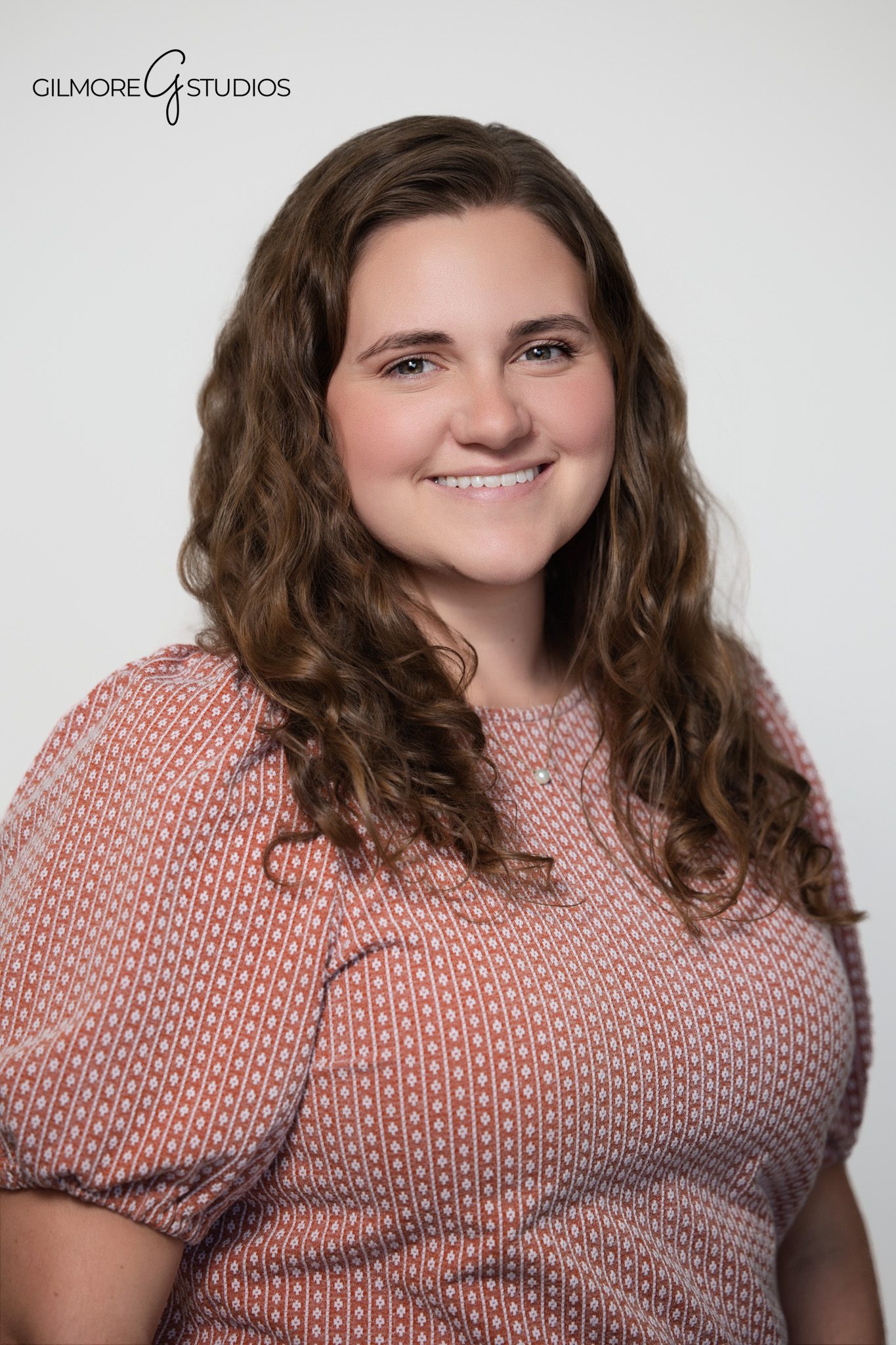 Portrait photographer capturing modern wellness-focused images.

Utah headshot session featuring clean, airy branding for entrepreneur.