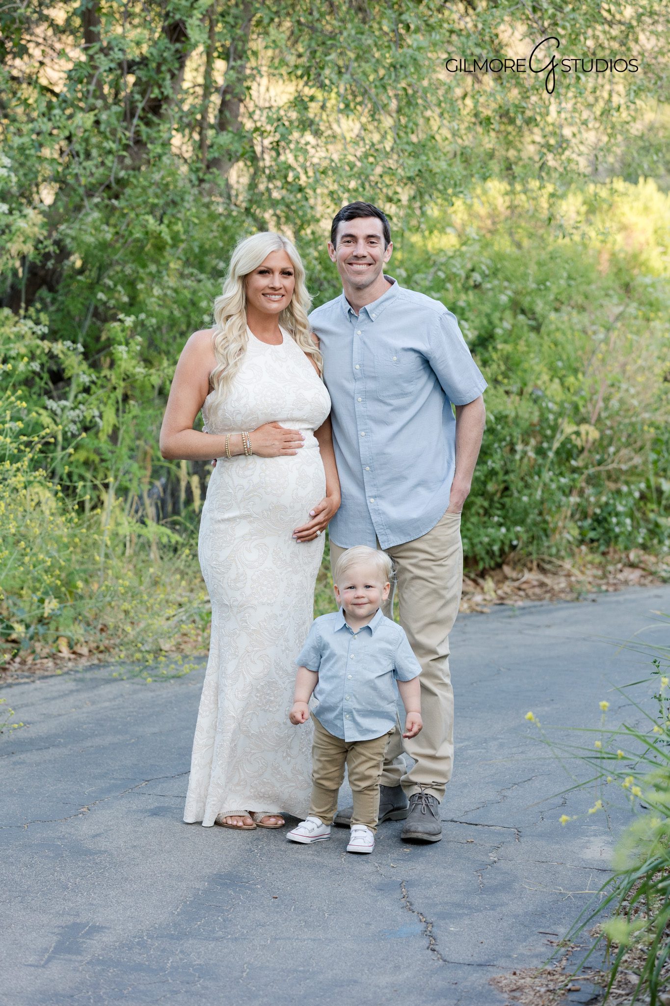 Maternity session showing family bond
Parents and children photographed during maternity session