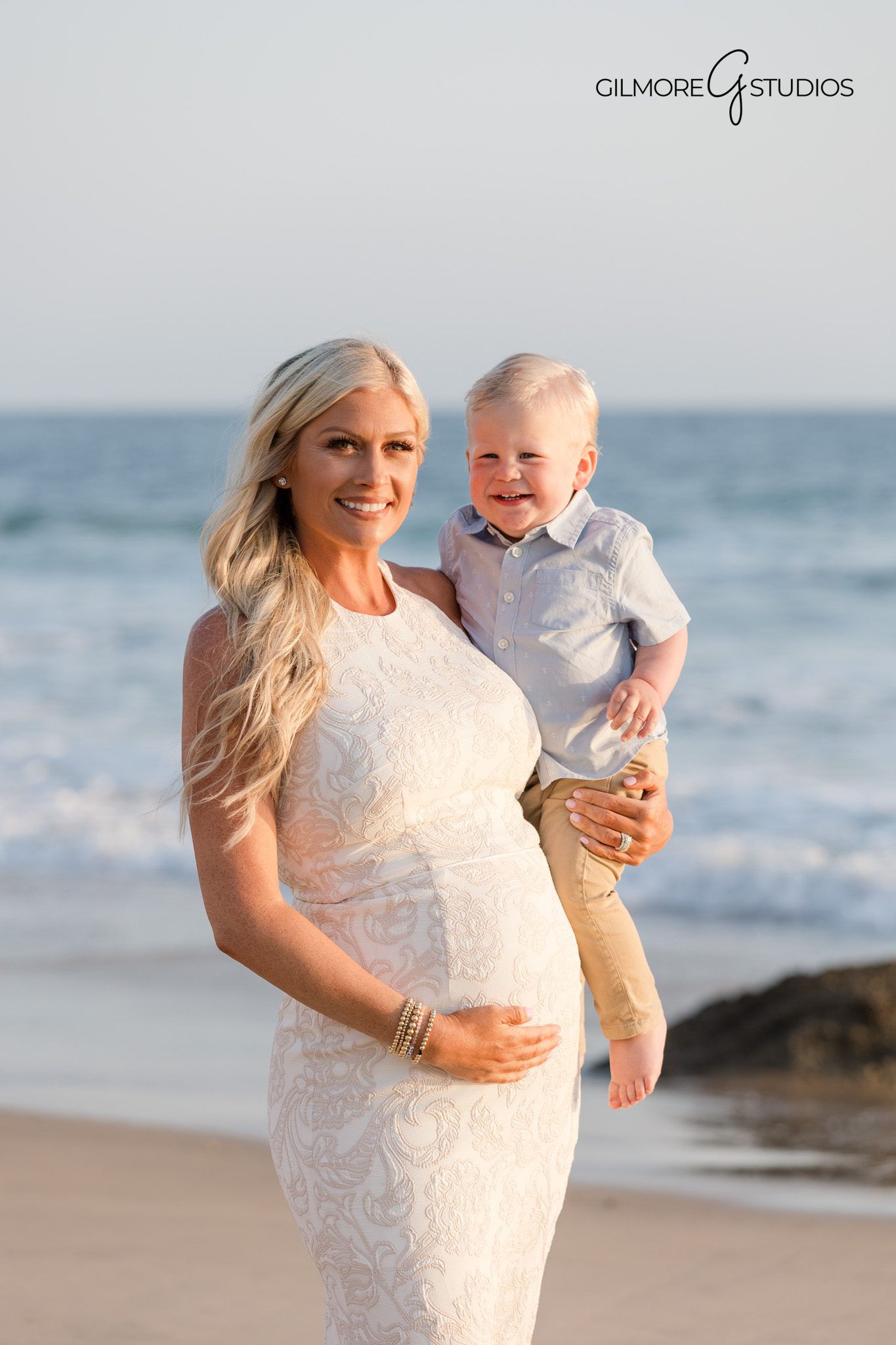 Family maternity photo with natural connection
Maternity session highlighting family relationships