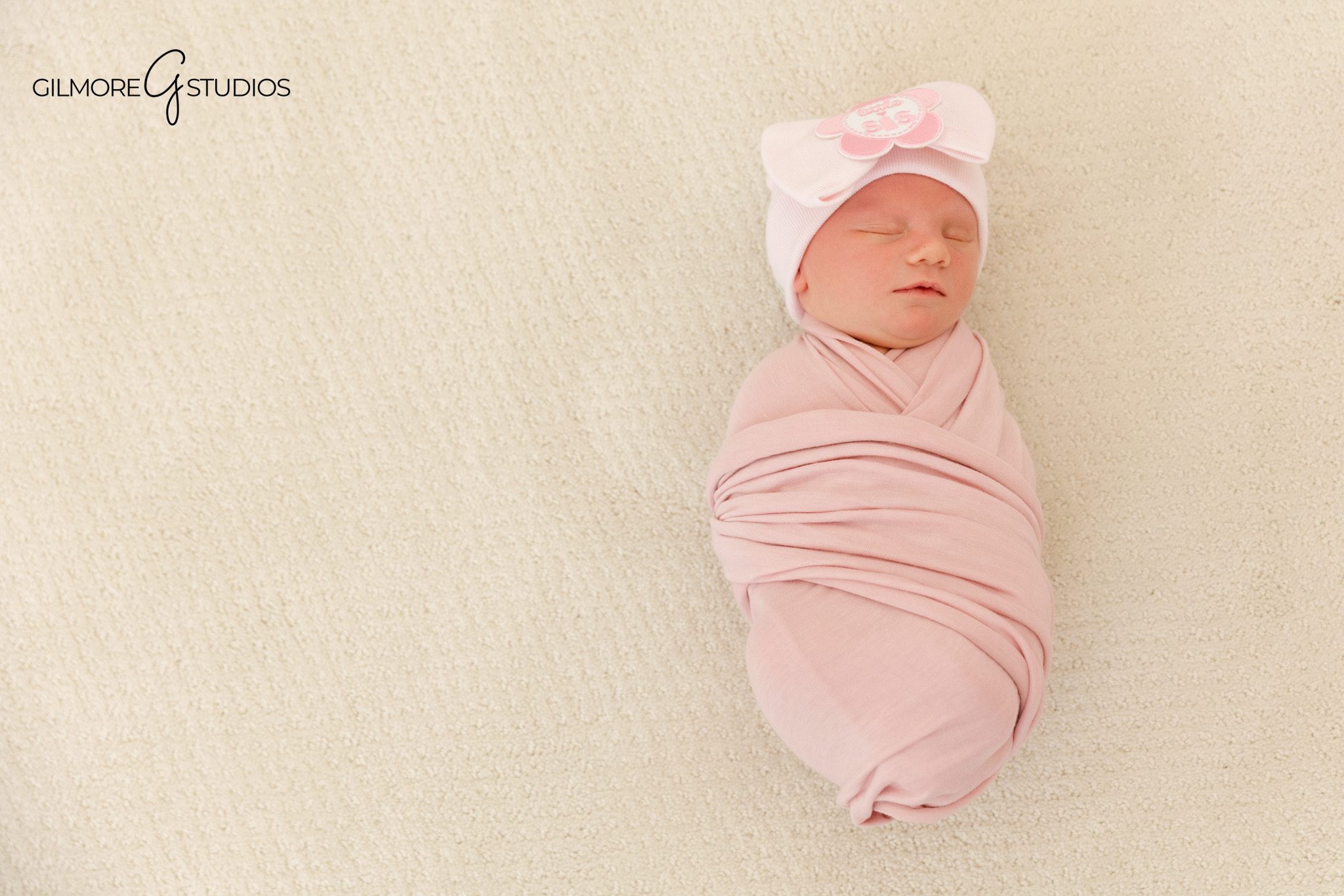Calm newborn photography session

Newborn baby photographed softly