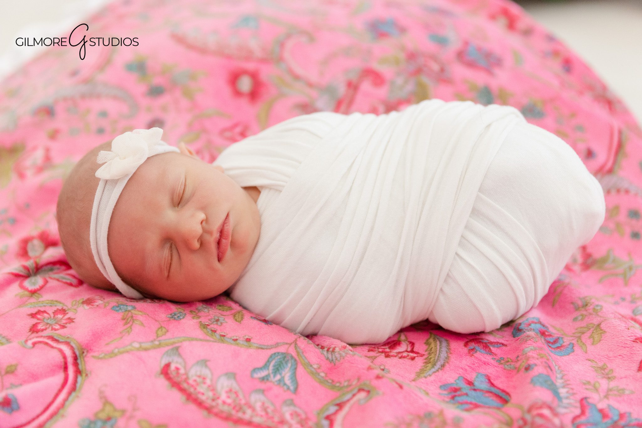 Newborn baby captured naturally

Simple newborn portrait moment