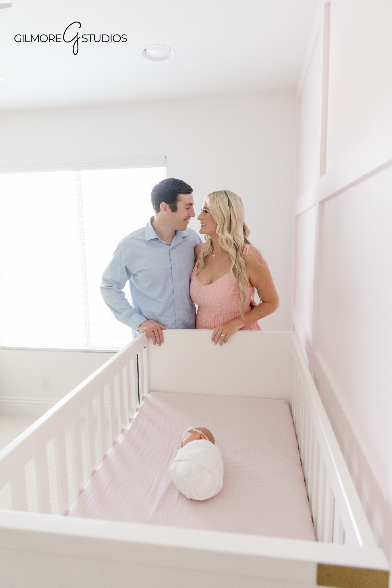 Minimal newborn portrait

Newborn photography focused on simplicity