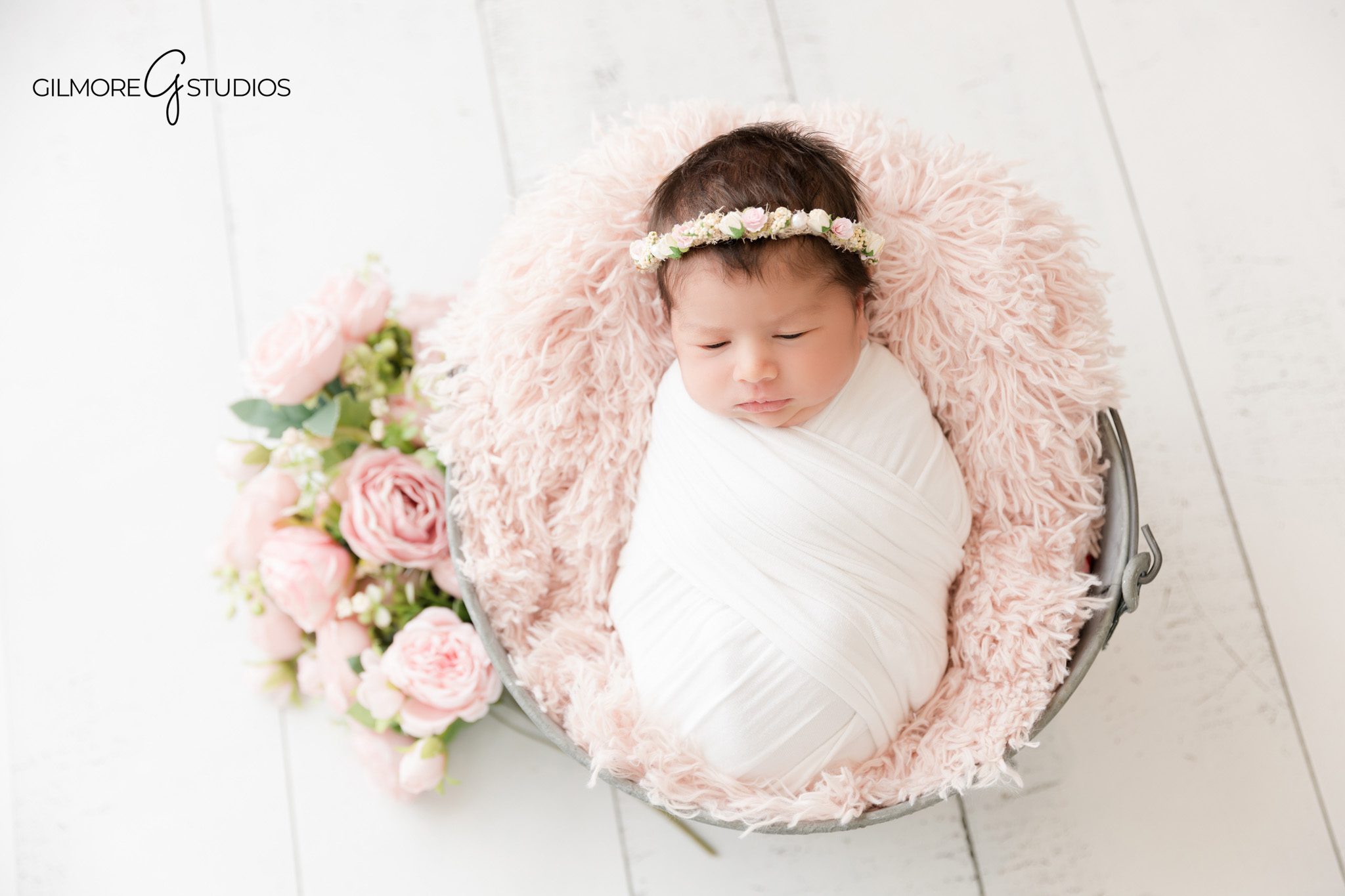 Soft newborn photography moment

Newborn baby photographed gently
