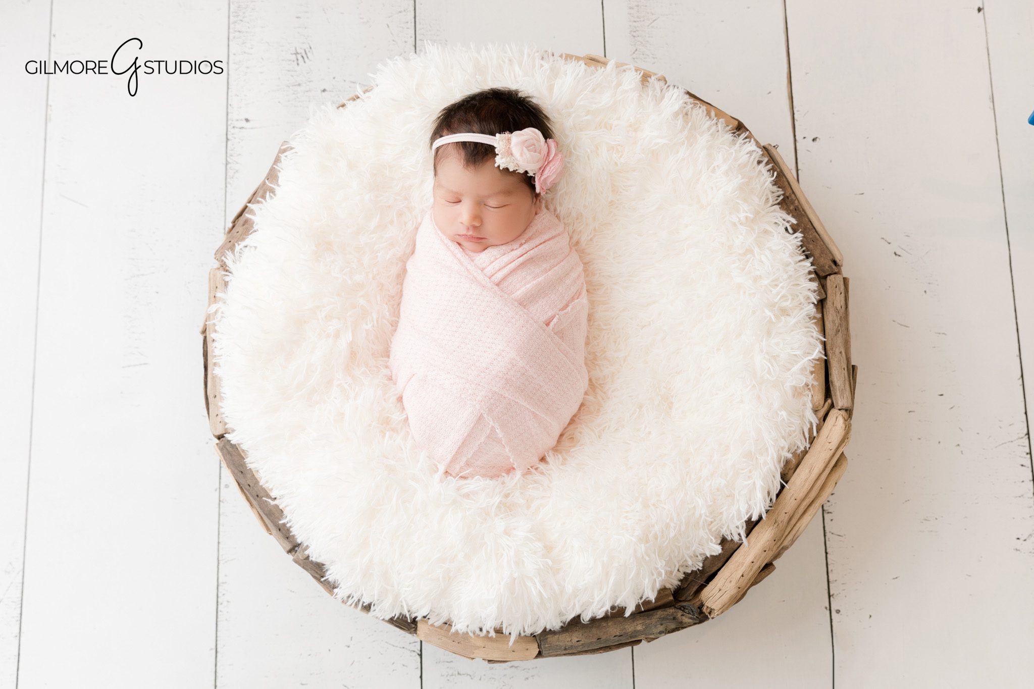 Newborn baby in a relaxed pose

Newborn baby resting during photography