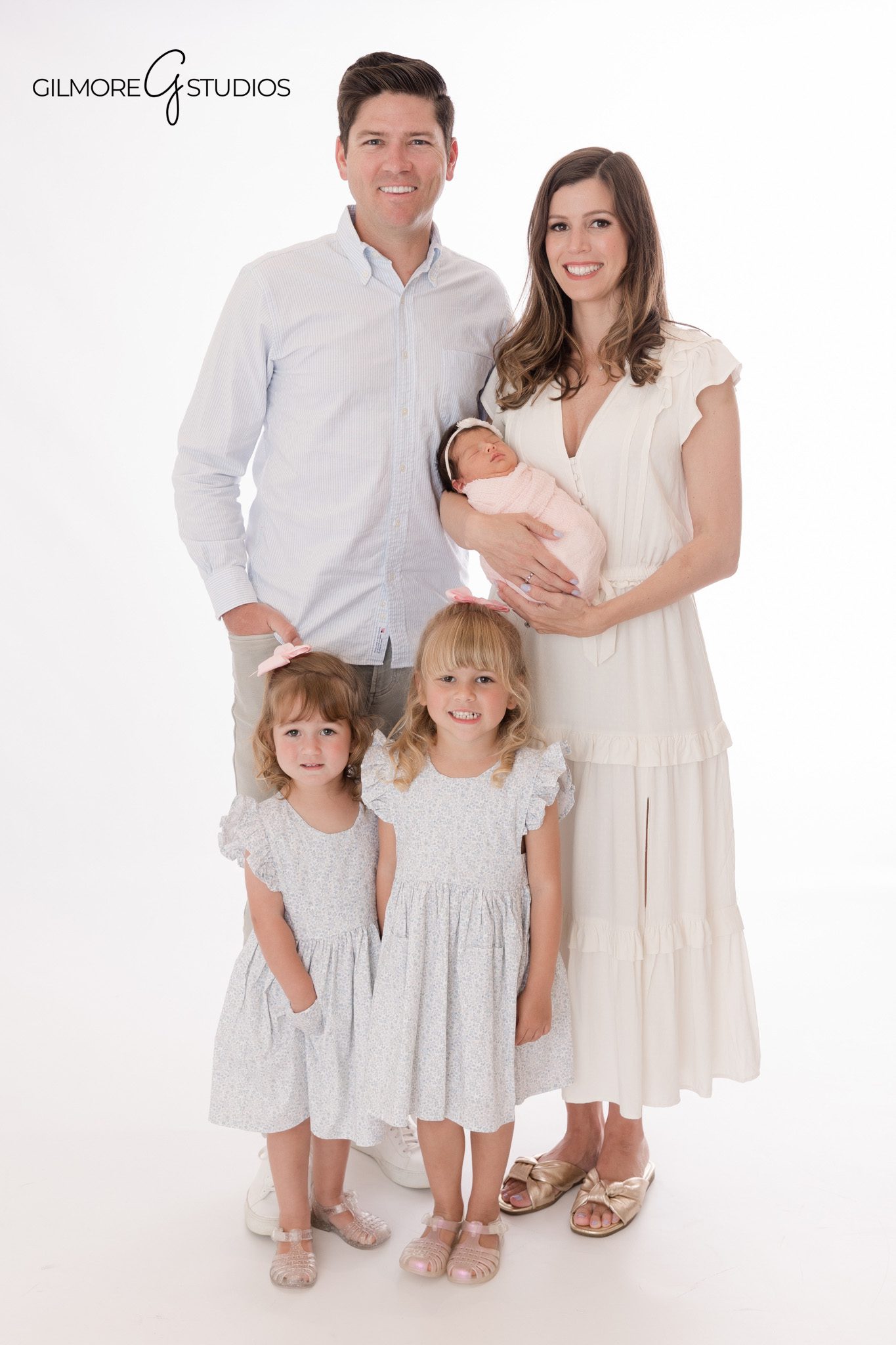 Family cuddling together during newborn session in Gilbert, AZ

Arizona studio newborn photography with parents and siblings on bed