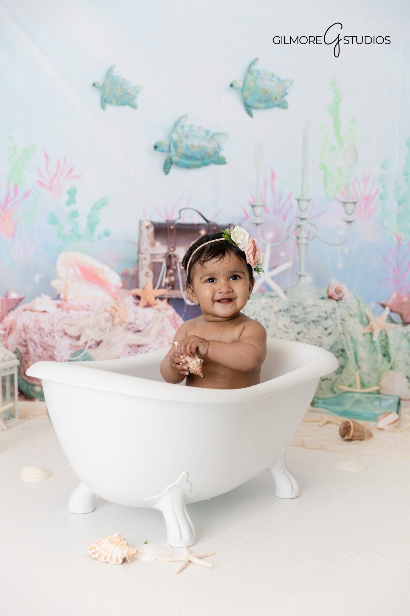 Baby girl mermaid cake smash photoshoot in Orange County with pastel ocean inspired backdrop

Under the sea themed cake smash photography session in Orange County studio