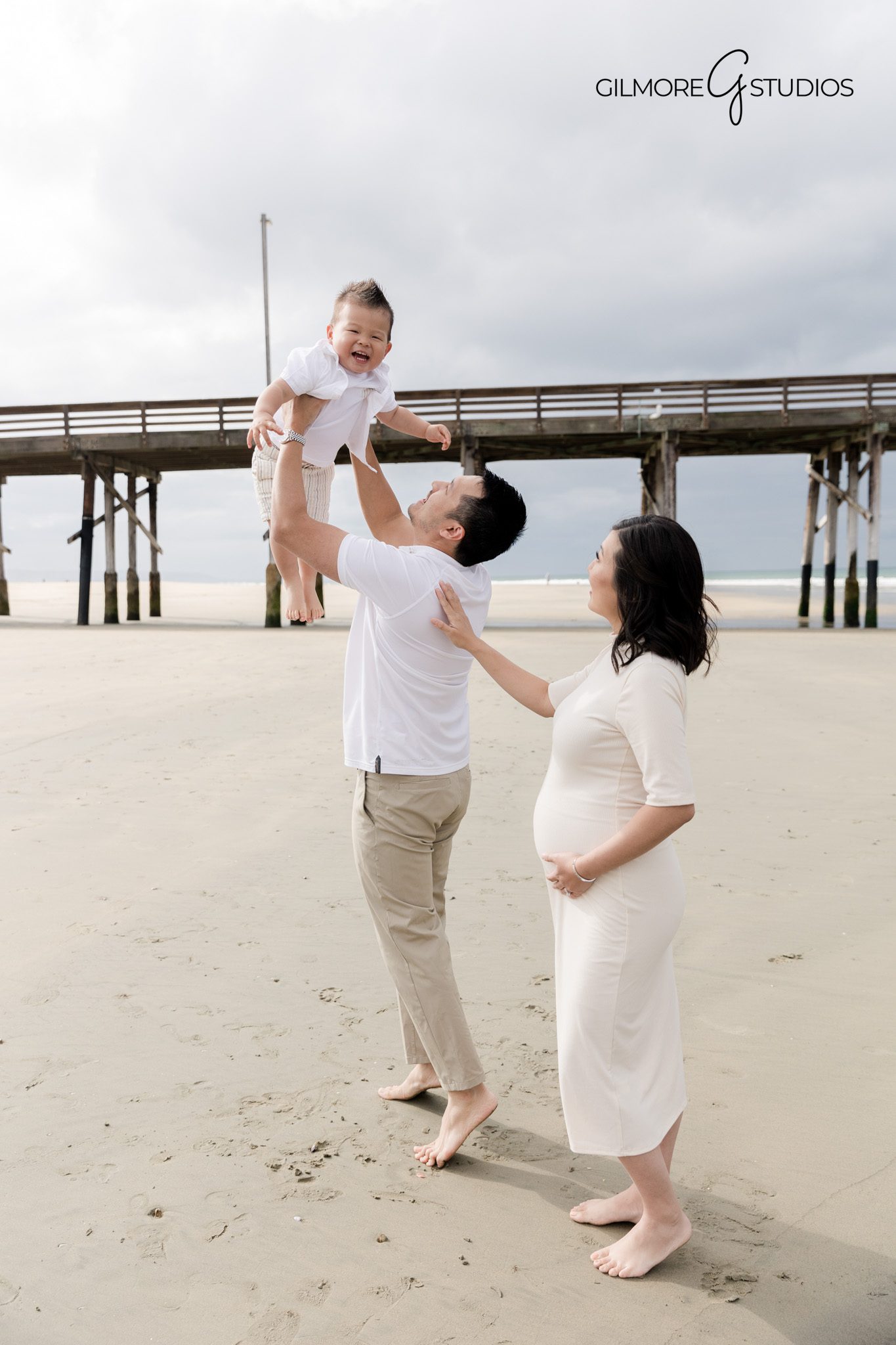 Pregnancy portrait photographed at Newport Pier by a professional photographer

Professional maternity photography session with soft ocean tones