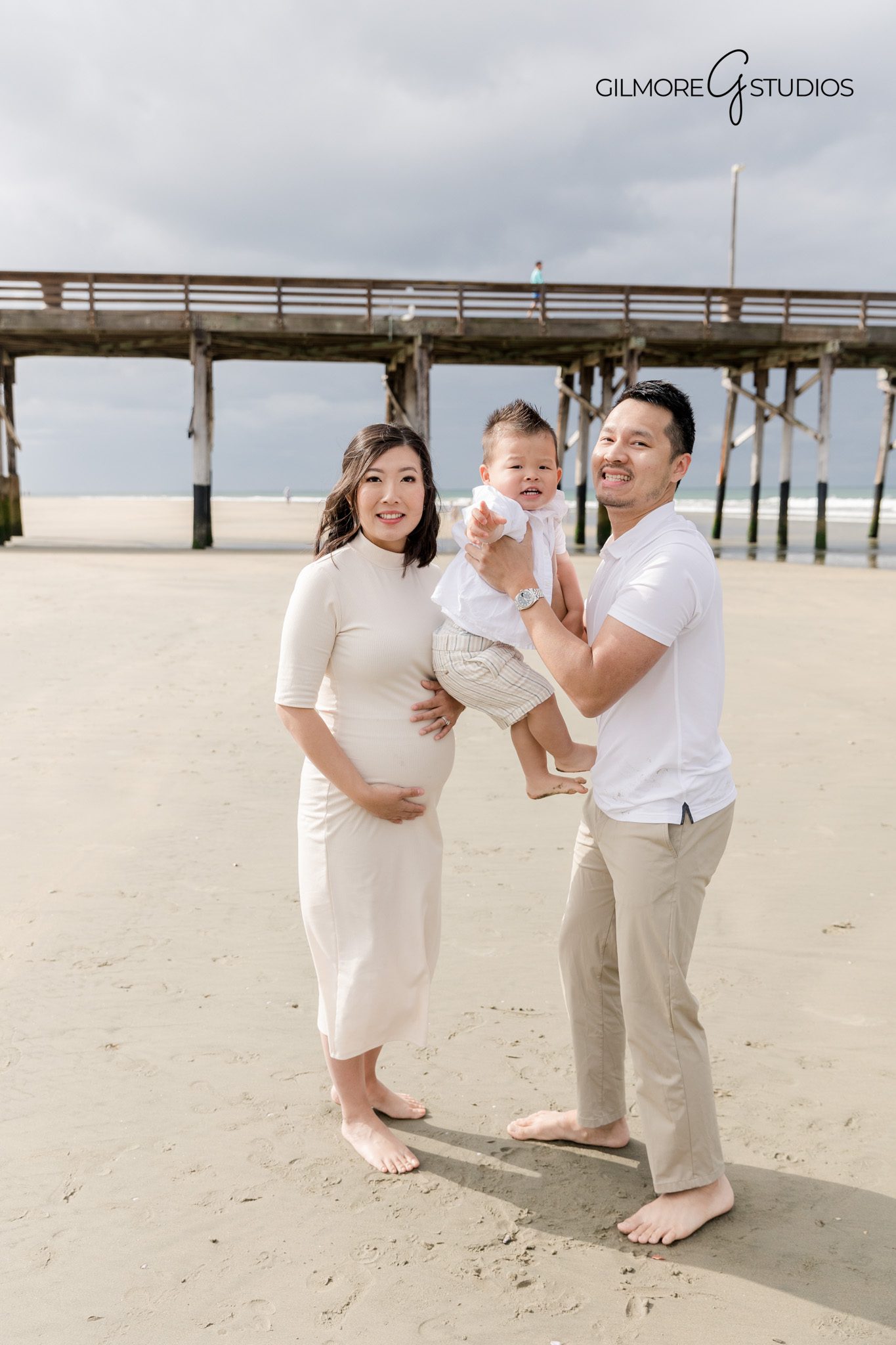 Professional maternity portrait photography with clean natural editing

Beach maternity photography session captured in Orange County
