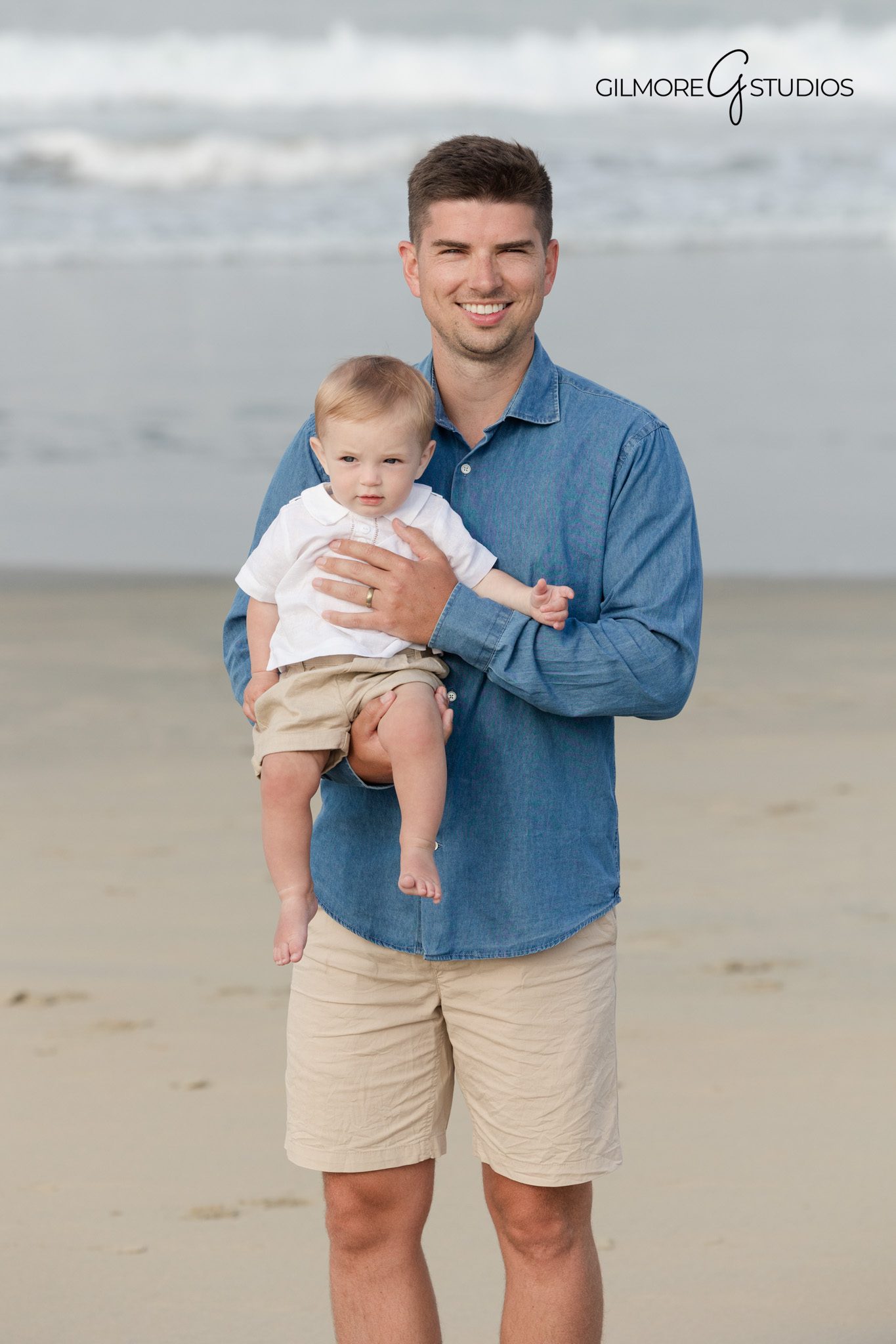 Professional family photographer capturing a beach pier extended family portrait

Newport Beach extended family photography session at the pier