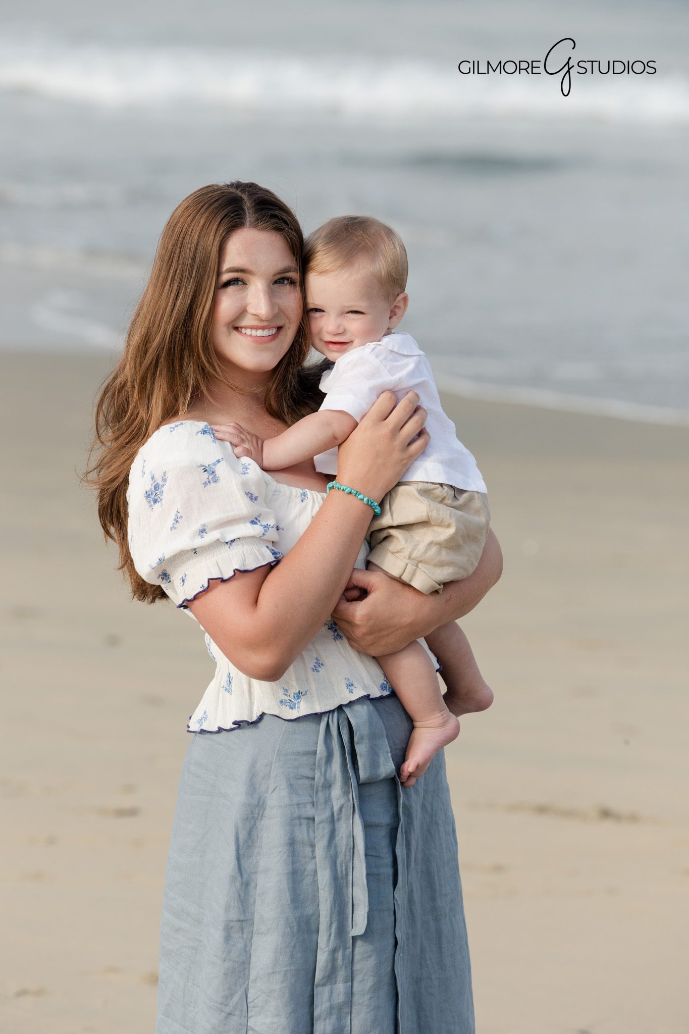 Professional photographer documenting extended family photos at Newport Pier

Coastal extended family photography featuring candid moments on the pier