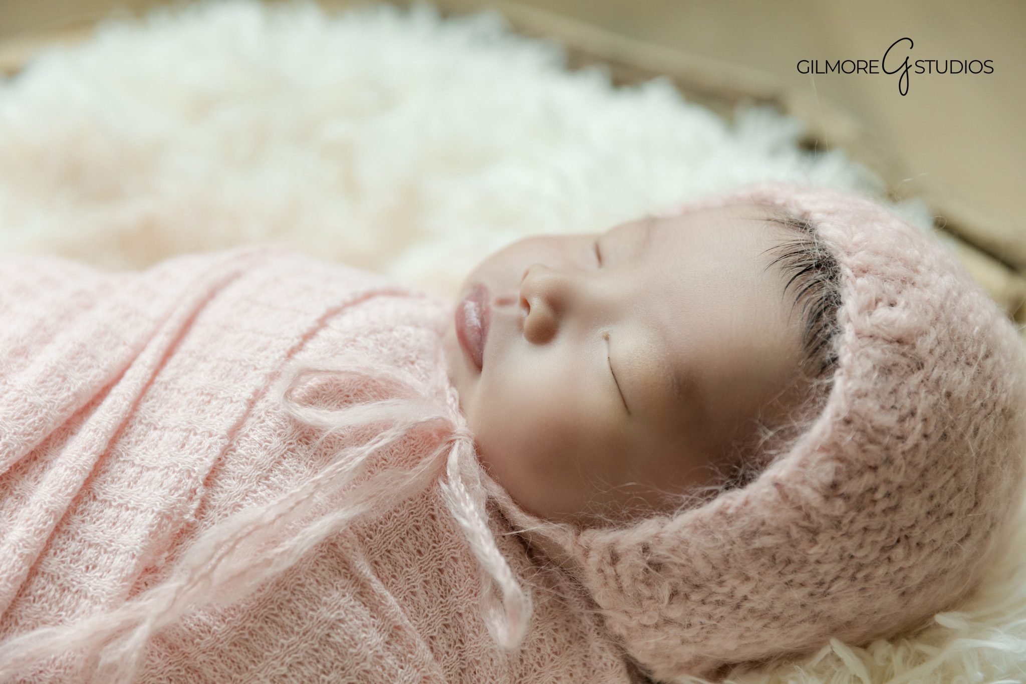 Newborn photography moment

Newborn baby photographed peacefully

Natural newborn portrait