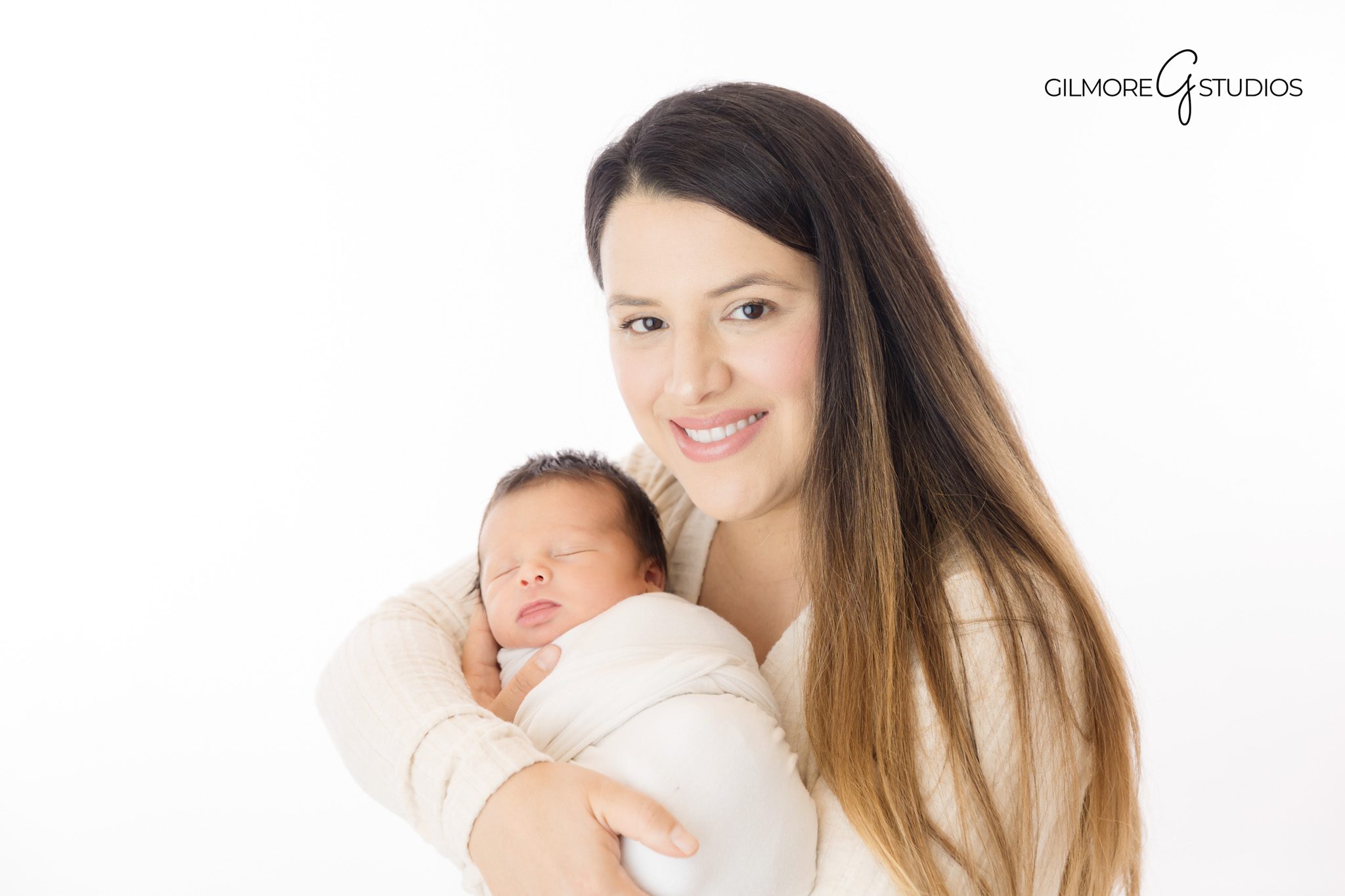 Soft and natural winter newborn portrait
Newborn photography session moment
