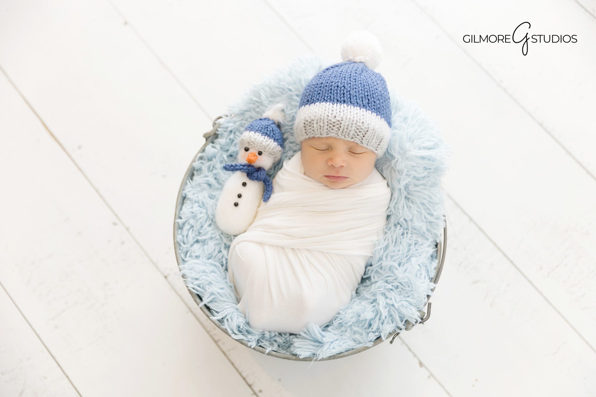 Simple winter newborn photography
Newborn baby resting during a winter session