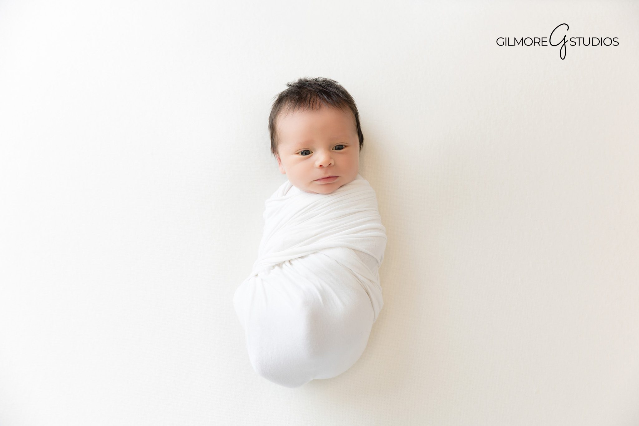 Winter newborn photography focused on simplicity
Newborn portrait with cozy details