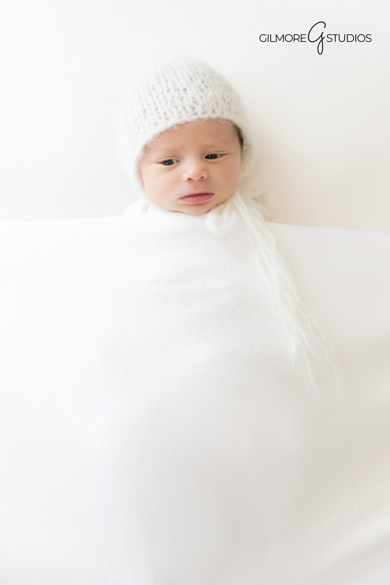 Newborn photography focused on comfort and warmth
Natural winter newborn portrait