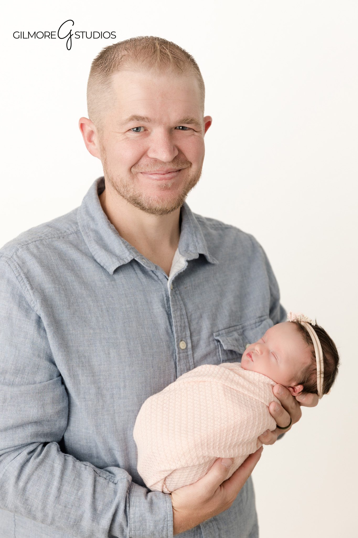 Neutral newborn photography 2026 studio portrait

Newborn photography trend 2026 baby portrait session