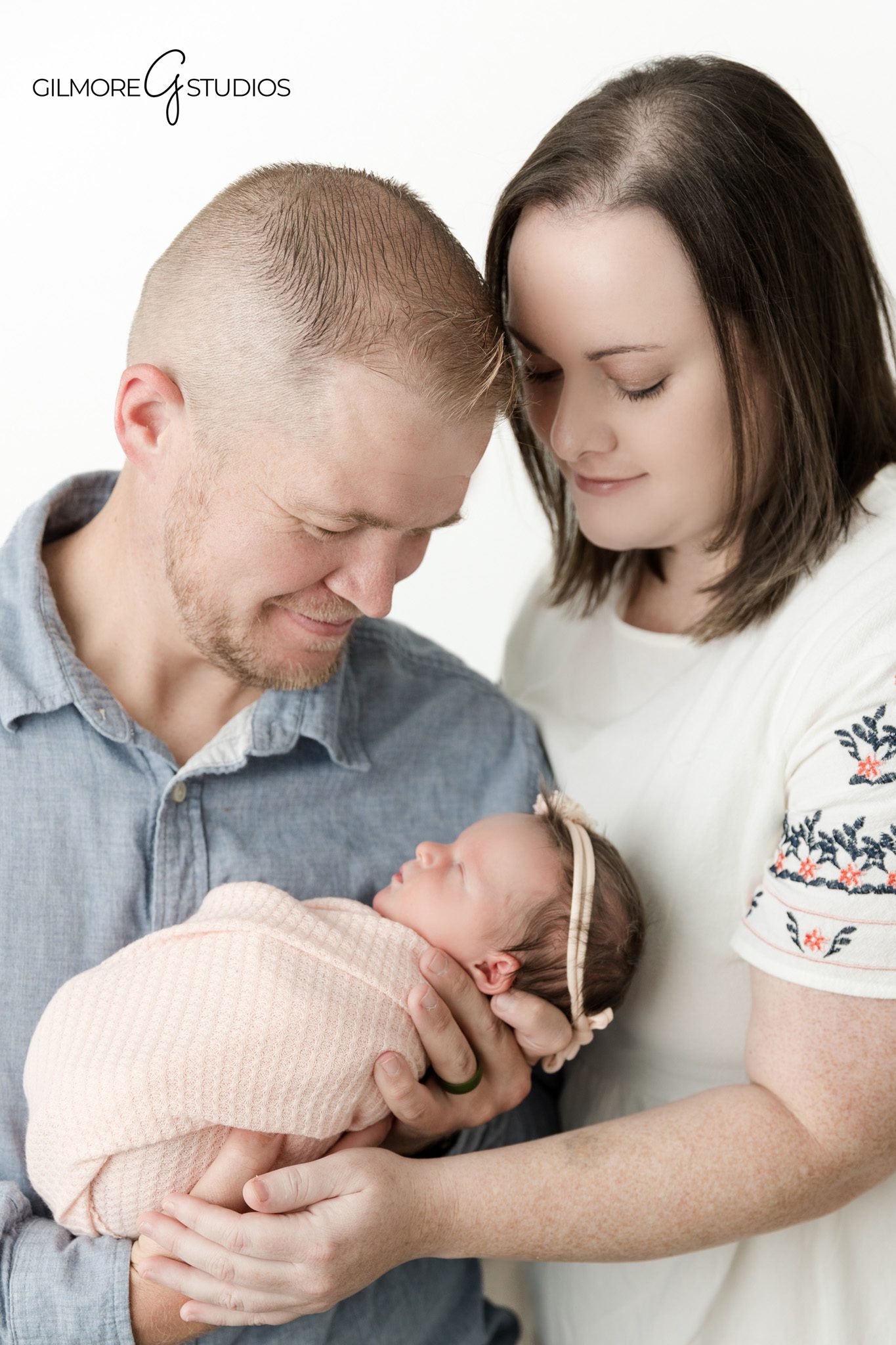 2026 newborn photoshoot natural baby portrait

Professional newborn photographer 2026 minimalist portrait