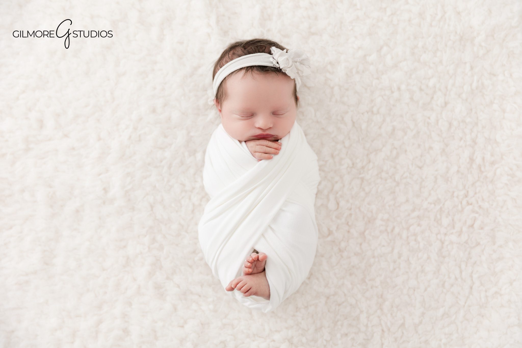 Studio newborn photography 2026 neutral portrait

2026 newborn photoshoot minimalist baby portrait
