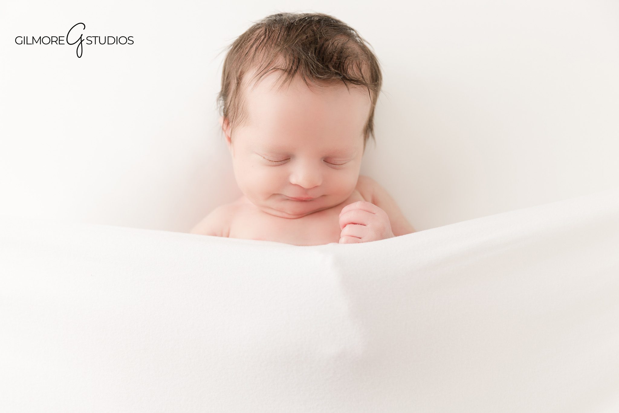 Professional newborn photographer 2026 baby session

Timeless newborn portrait photography 2026 trend