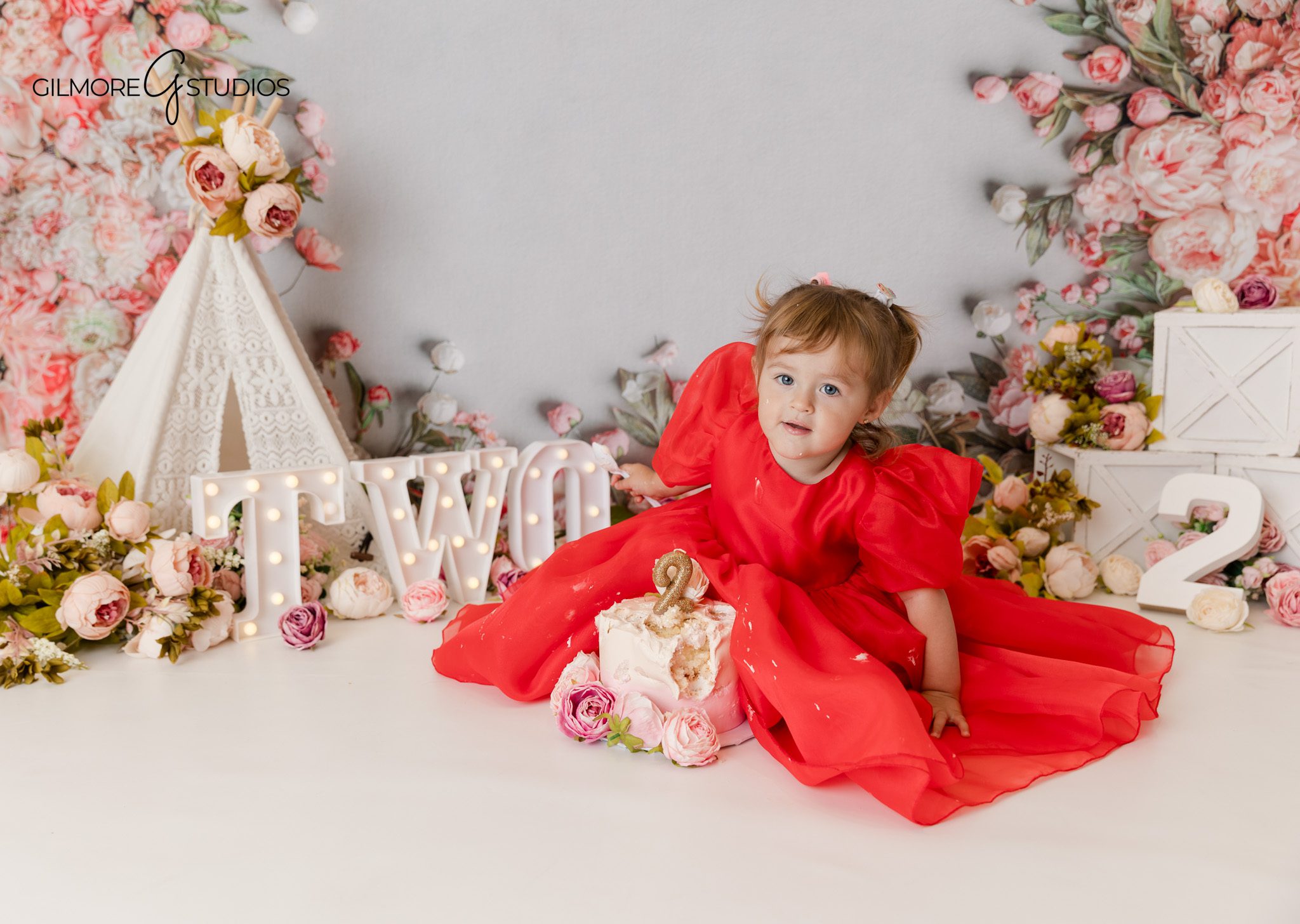 Queen Creek baby photographer documenting cake smash milestone portrait

Studio cake smash portrait Queen Creek AZ first birthday session