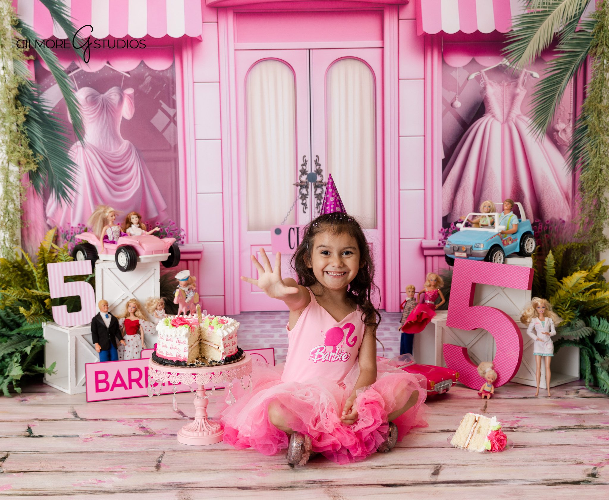 Professional birthday photography portrait for girls milestone session

Barbie themed birthday portrait photography with clean studio backdrop
