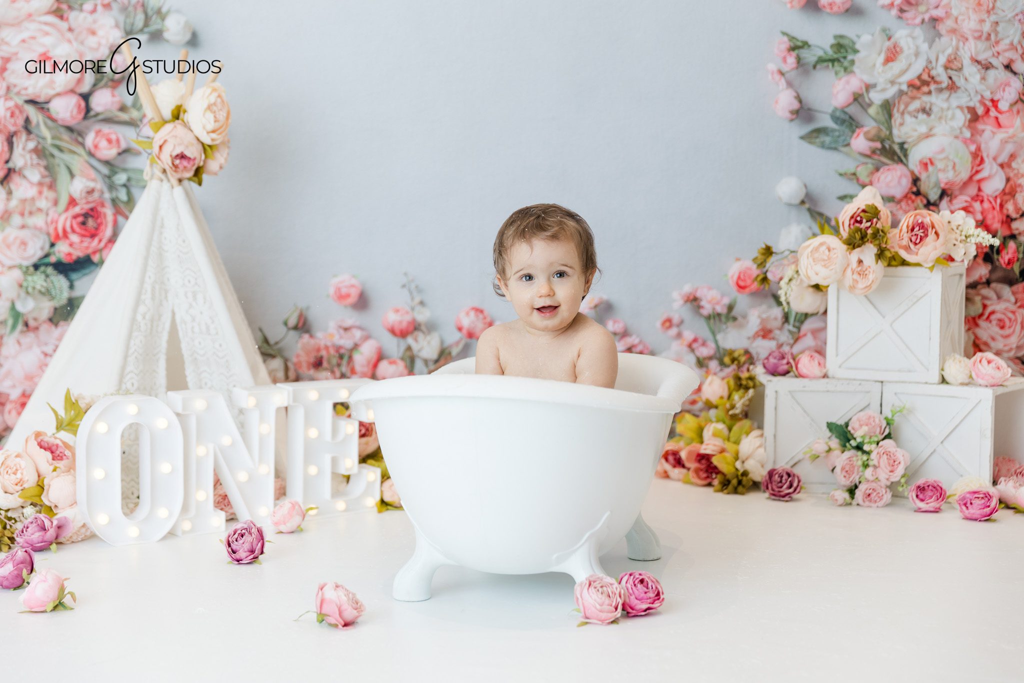 Luxury floral cake smash portrait by Phoenix AZ photographer
Custom floral cake smash photography Phoenix AZ baby girl