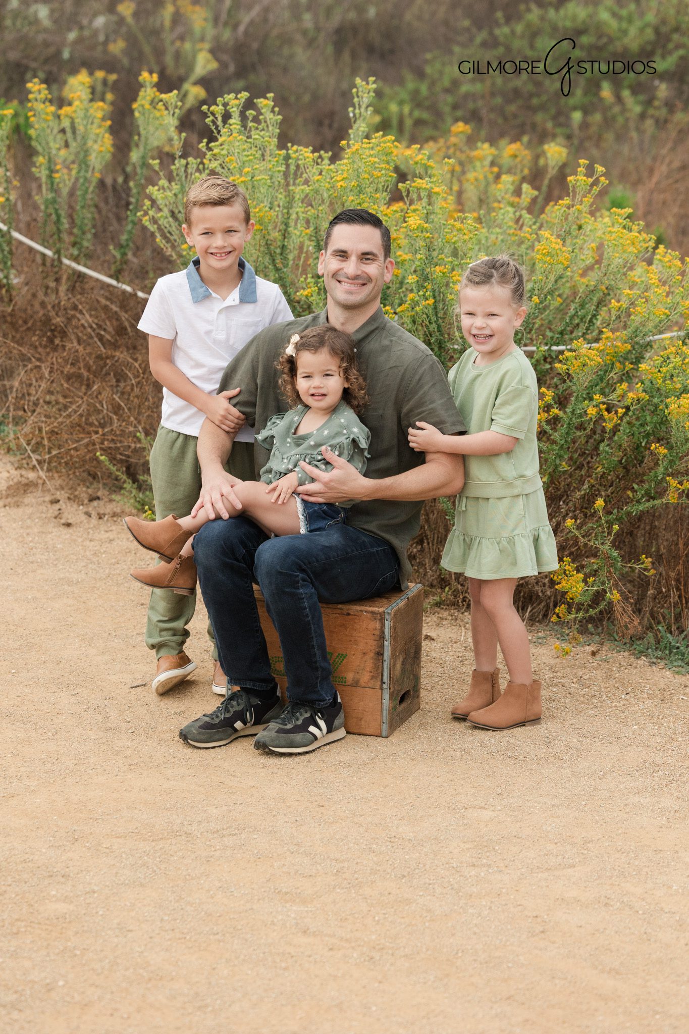 Golden hour family photo session

Children playing during family portraits
